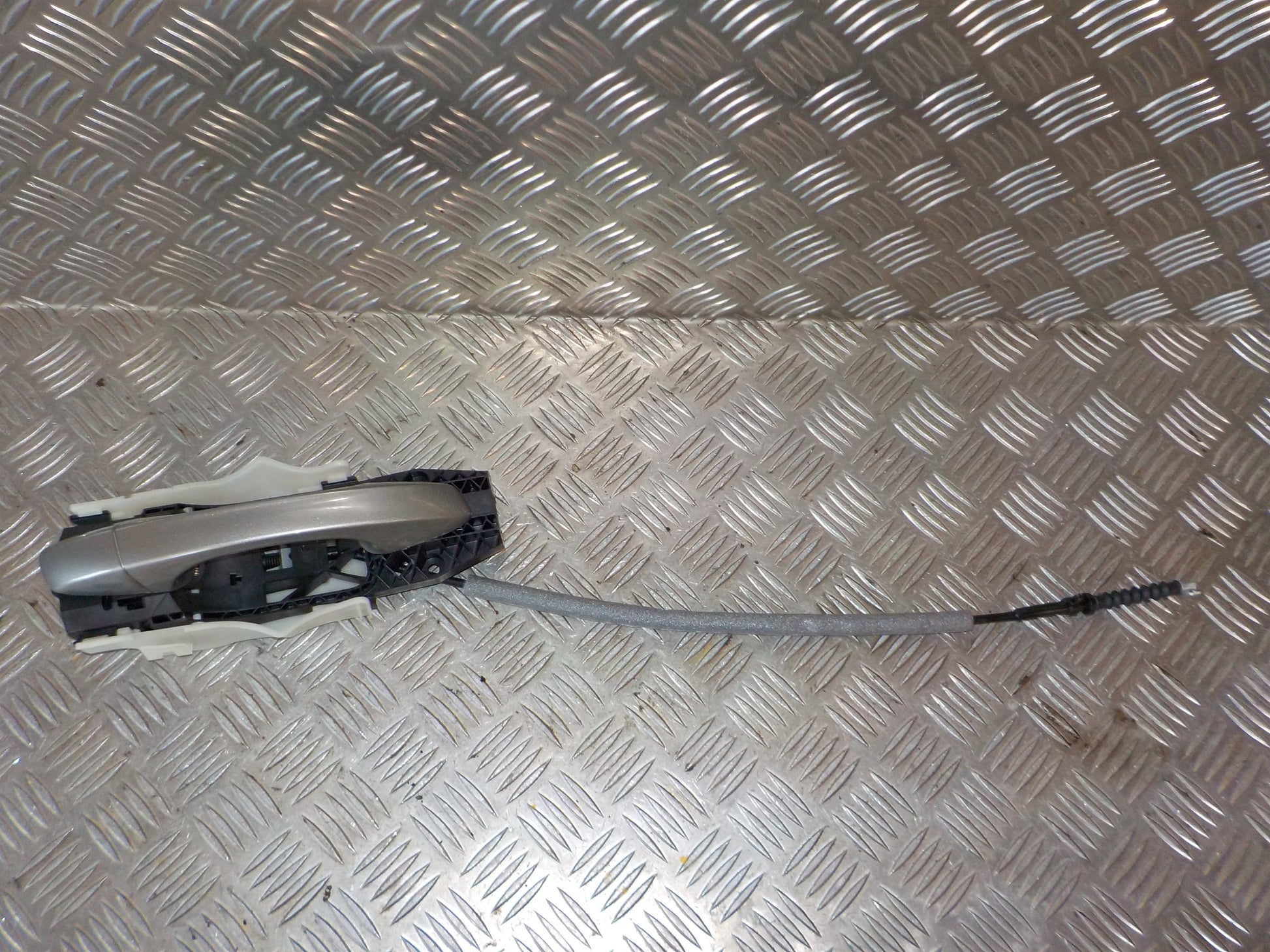 Skoda Fabia Håndtag Udvendig Med OEM Nr. 5N0839885H Fra Skoda Ophugger