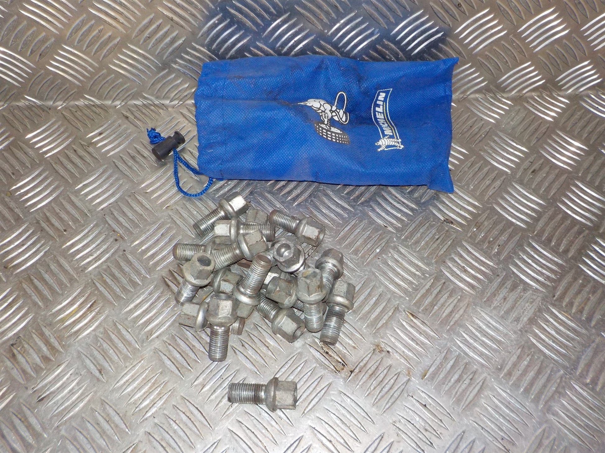 Skoda Fabia Hjulbolte/Møtrikker Med OEM Nr. WHT001812 Fra Skoda Ophugger