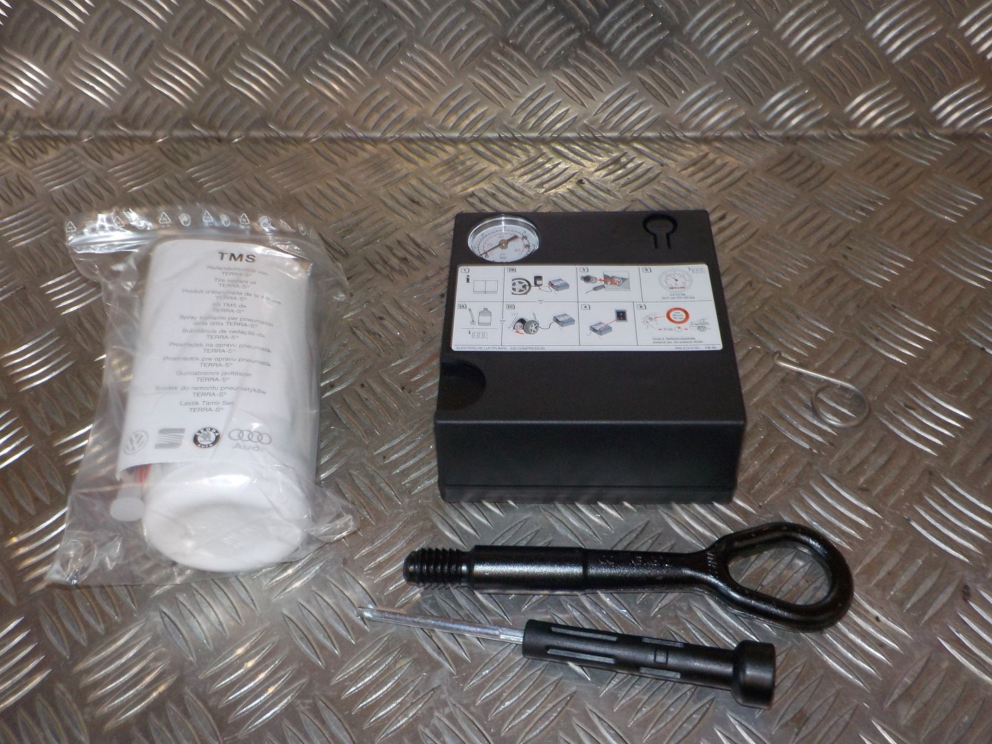 Skoda Fabia Værktøjssæt Med OEM Nr. 5N0012615G Fra Skoda Ophugger