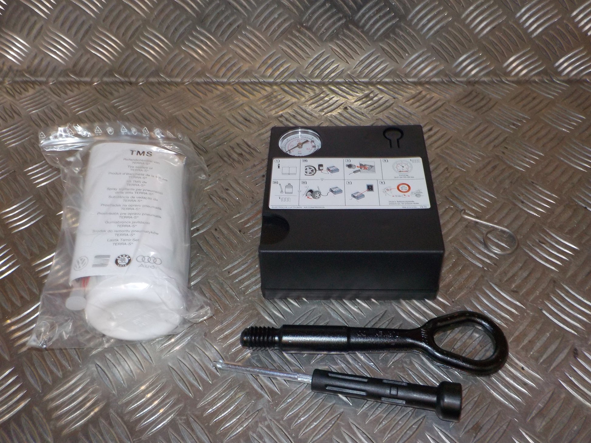 Skoda Fabia Værktøjssæt Med OEM Nr. 5G0012619B Fra Skoda Ophugger