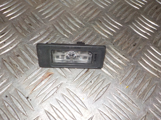 Skoda Fabia Nummerpladelygte Med OEM Nr. 5NA943021 Fra Skoda Ophugger