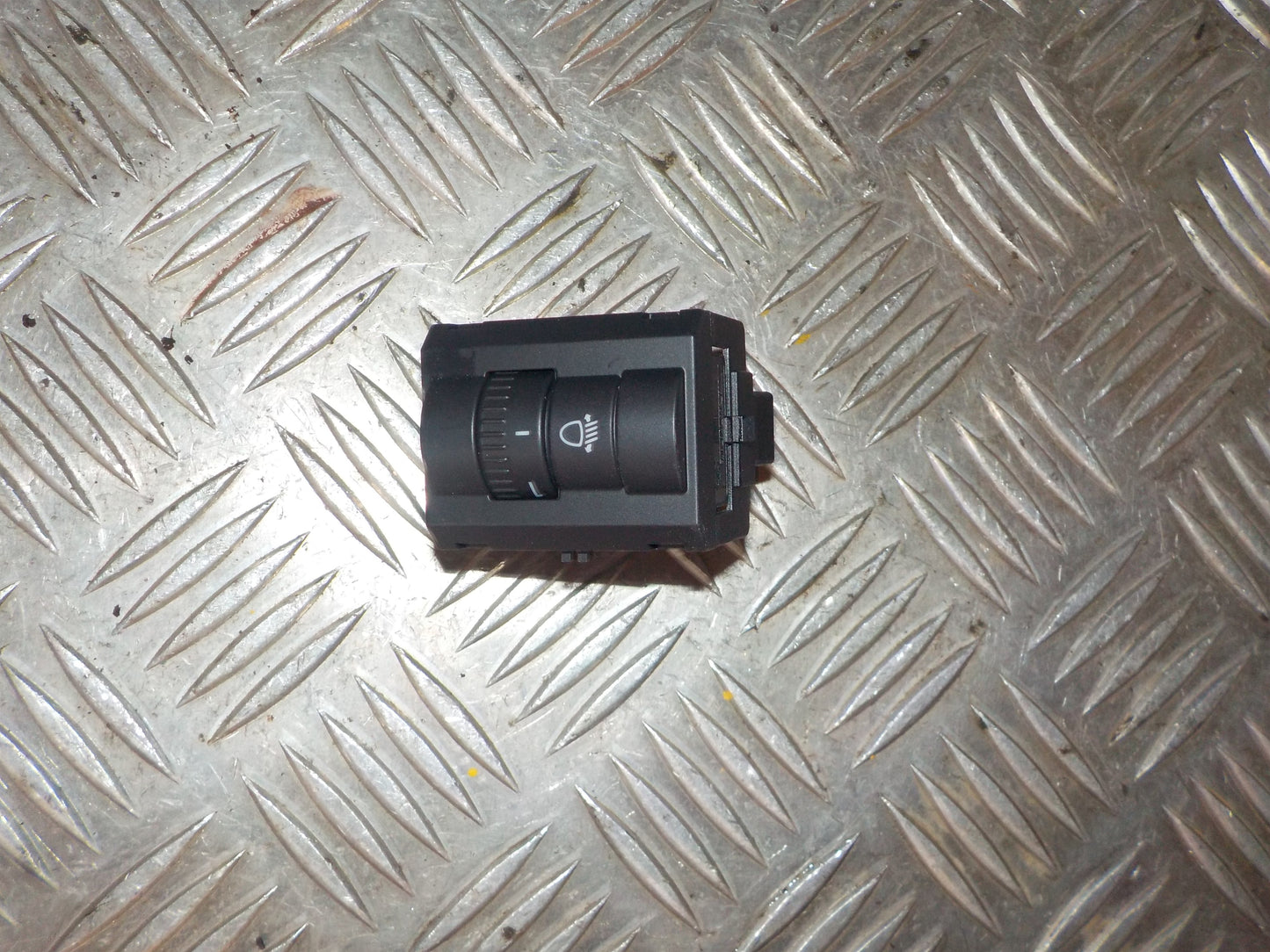 Skoda Fabia Kontakt Lygtejustering Med OEM Nr. 5JA941333A Fra Skoda Ophugger