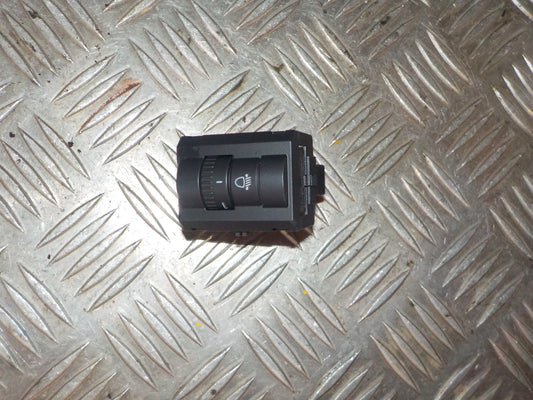 Skoda Fabia Kontakt Lygtejustering Med OEM Nr. 5JA941333A Fra Skoda Ophugger