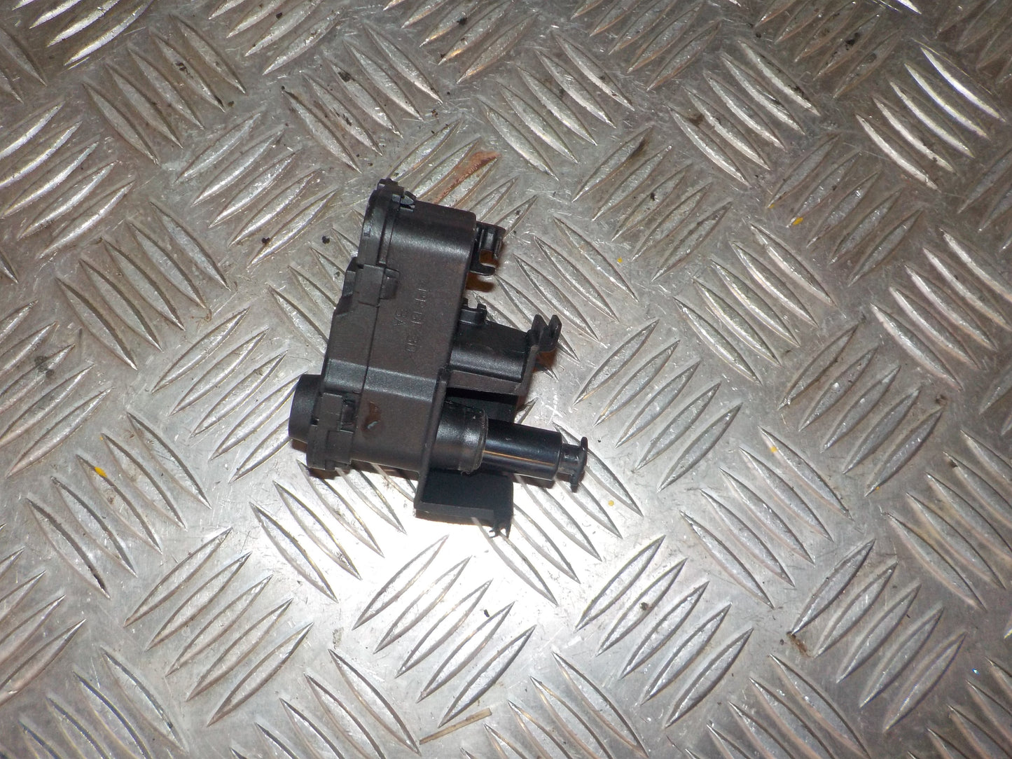 Skoda Fabia Dørlås Med OEM Nr. 7P0810773D Fra Skoda Ophugger