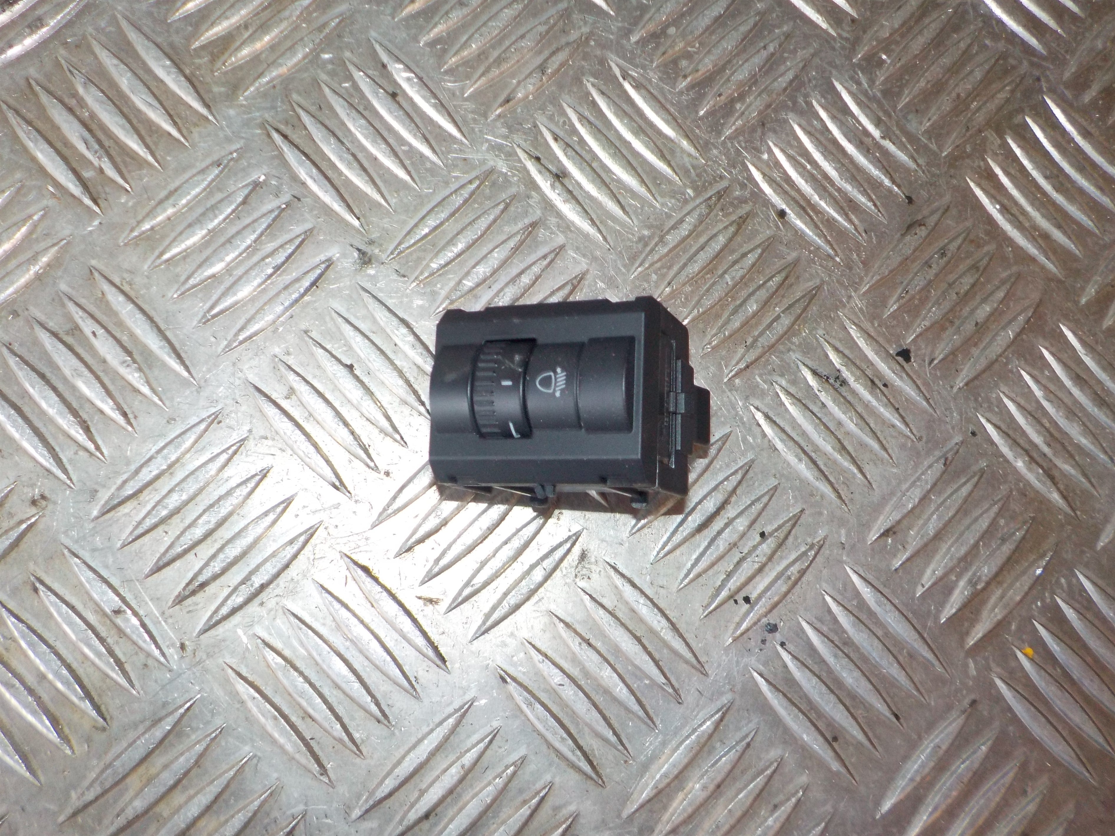 Skoda Octavia Kontakt Lygtejustering Med OEM Nr. 5E0941333A Fra Skoda Ophugger