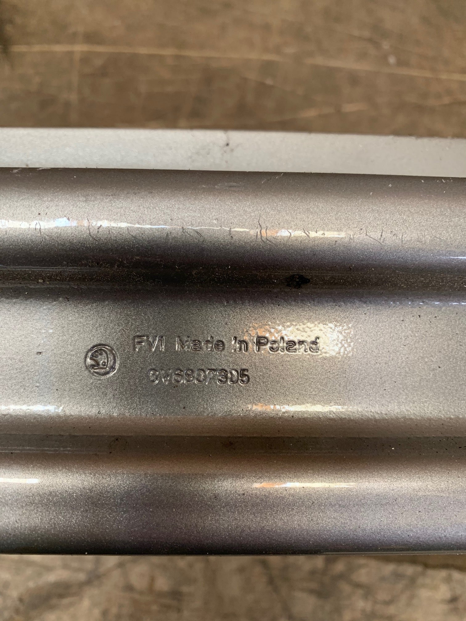 Skoda Fabia Bagkofanger Rå Med OEM Nr. 6V6807305 Fra Skoda Ophugger