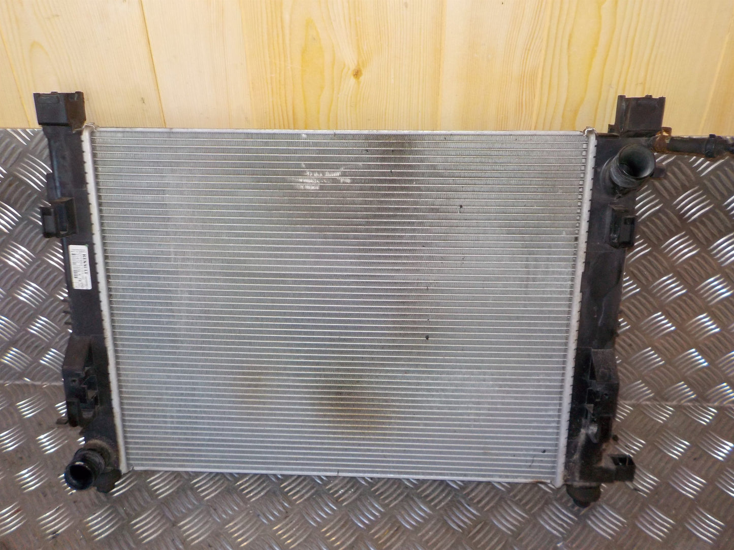 Renault Clio 4 Køler Med OEM Nr. 214100055R Fra Renault Ophugger