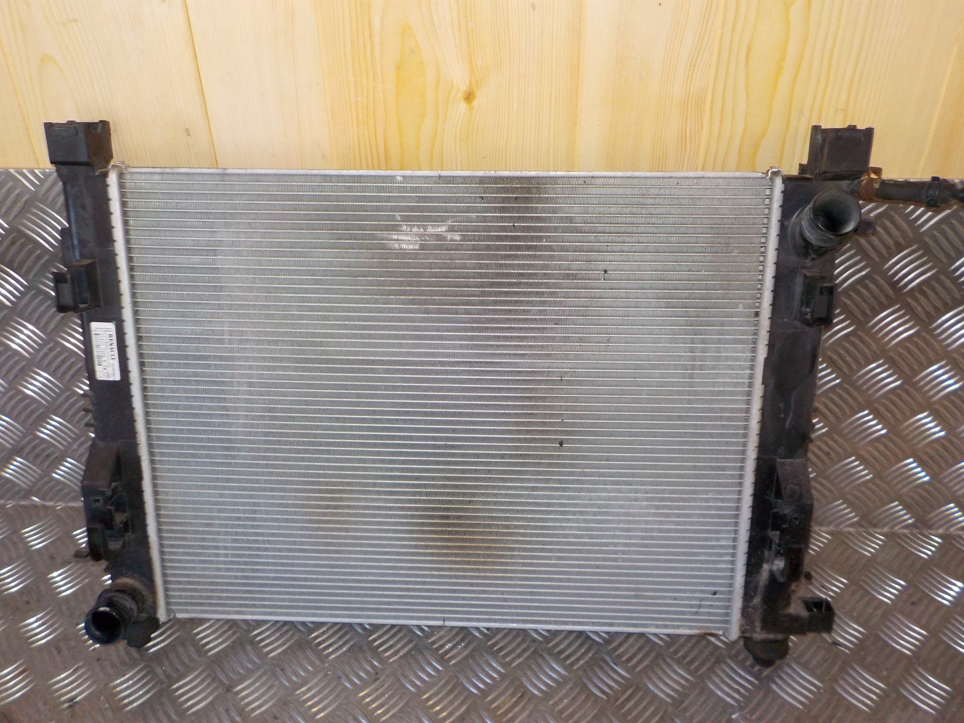 Renault Clio 4 Køler Med OEM Nr. 214106473R Fra Renault Ophugger