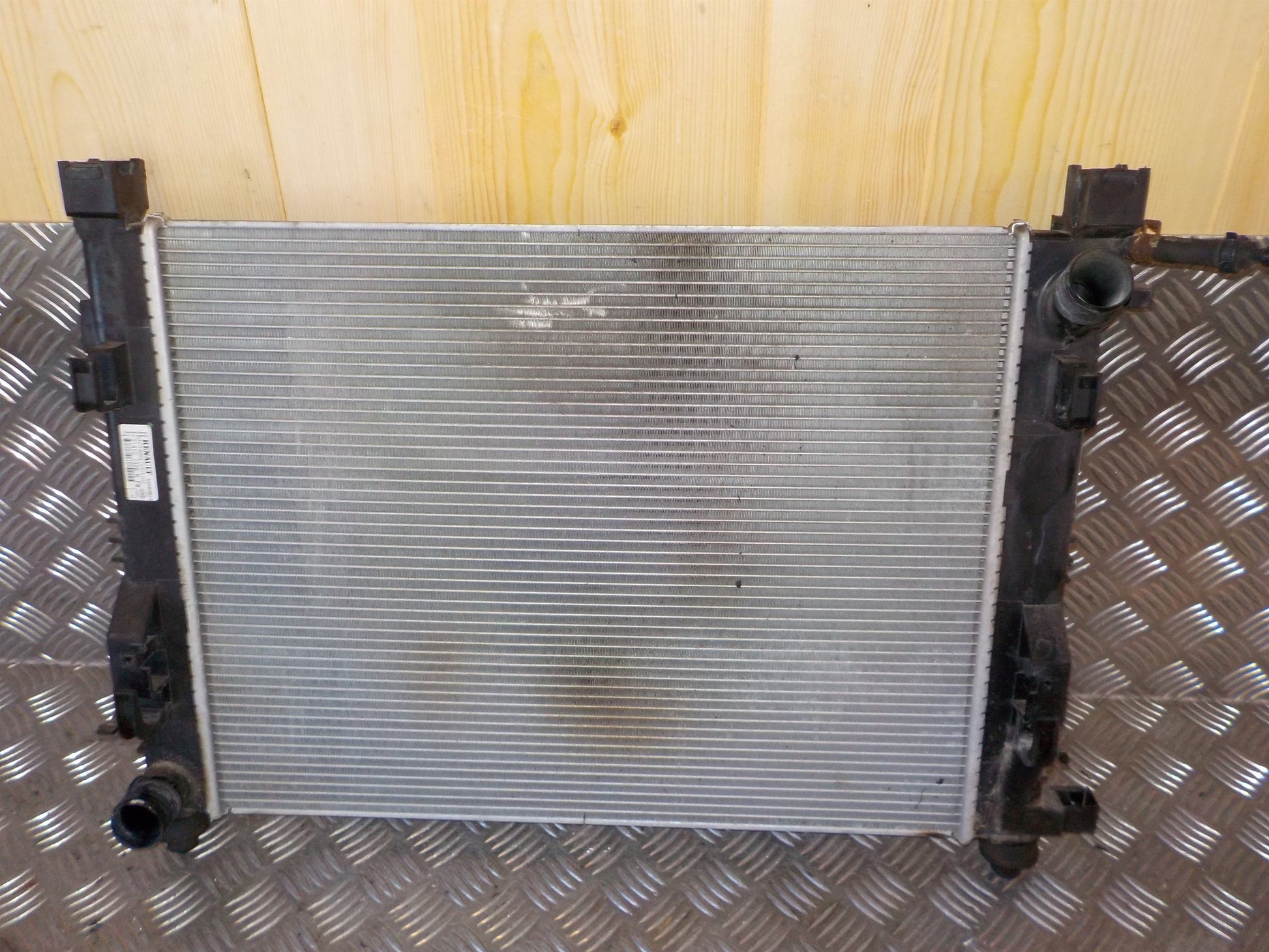 Renault Clio 4 Køler Med OEM Nr. 214101612R Fra Renault Ophugger