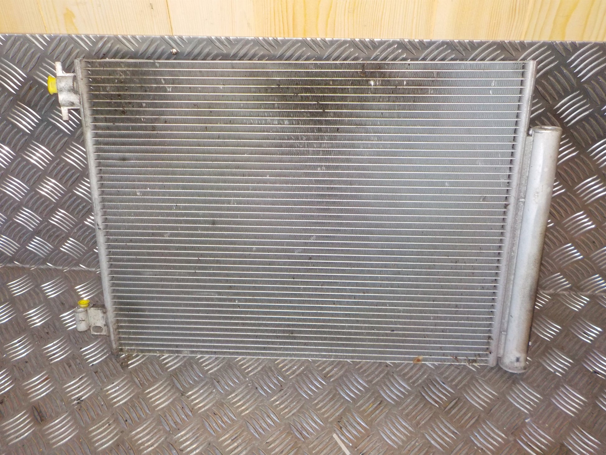 Renault Clio 4 Køler Aircond Med OEM Nr. 921006843RA Fra Renault Ophugger