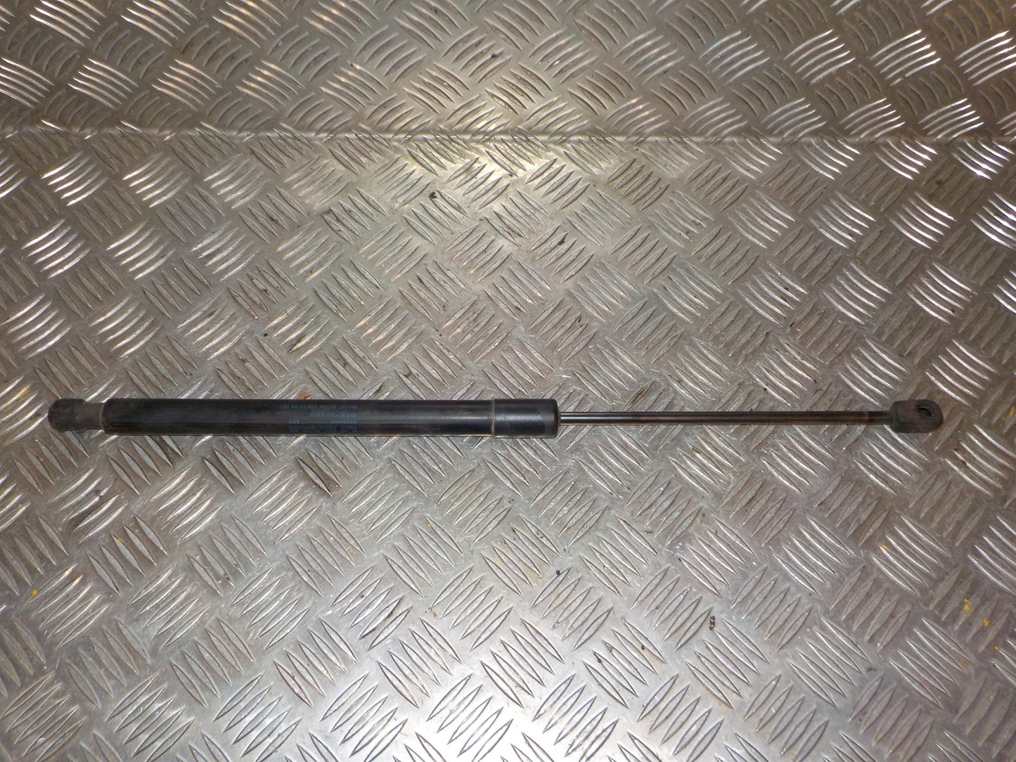 VW Tiguan 5N Bagklapsdæmper Med OEM Nr. 5N0827560D Fra VW Ophugger