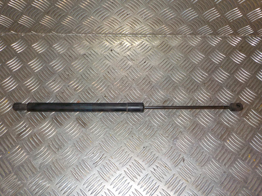 VW Tiguan 5N Bagklapsdæmper Med OEM Nr. 5N0827560D Fra VW Ophugger