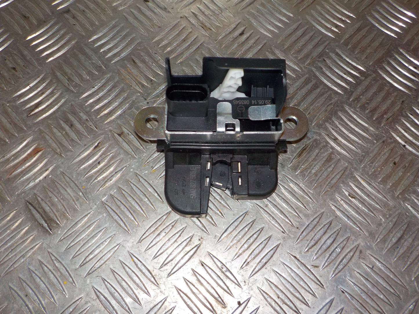 VW Tiguan 5N Dørlås Med OEM Nr. 5M0827505E Fra VW Ophugger