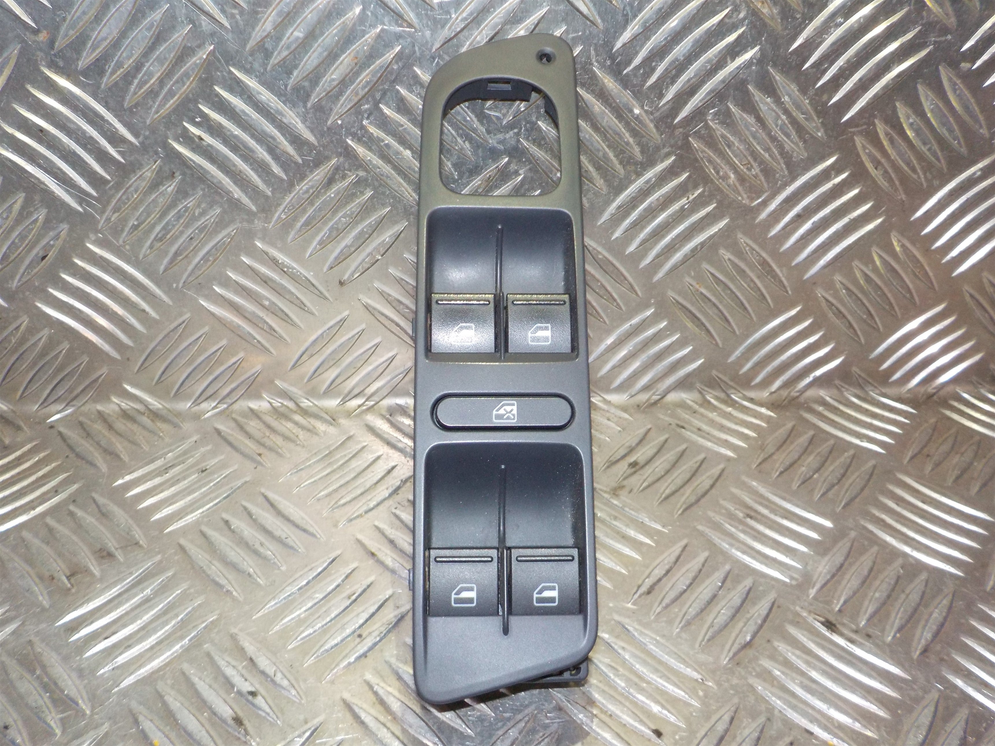 VW Tiguan Kontakt Rudehejs Med OEM Nr. 1K4959857B Fra VW Ophugger