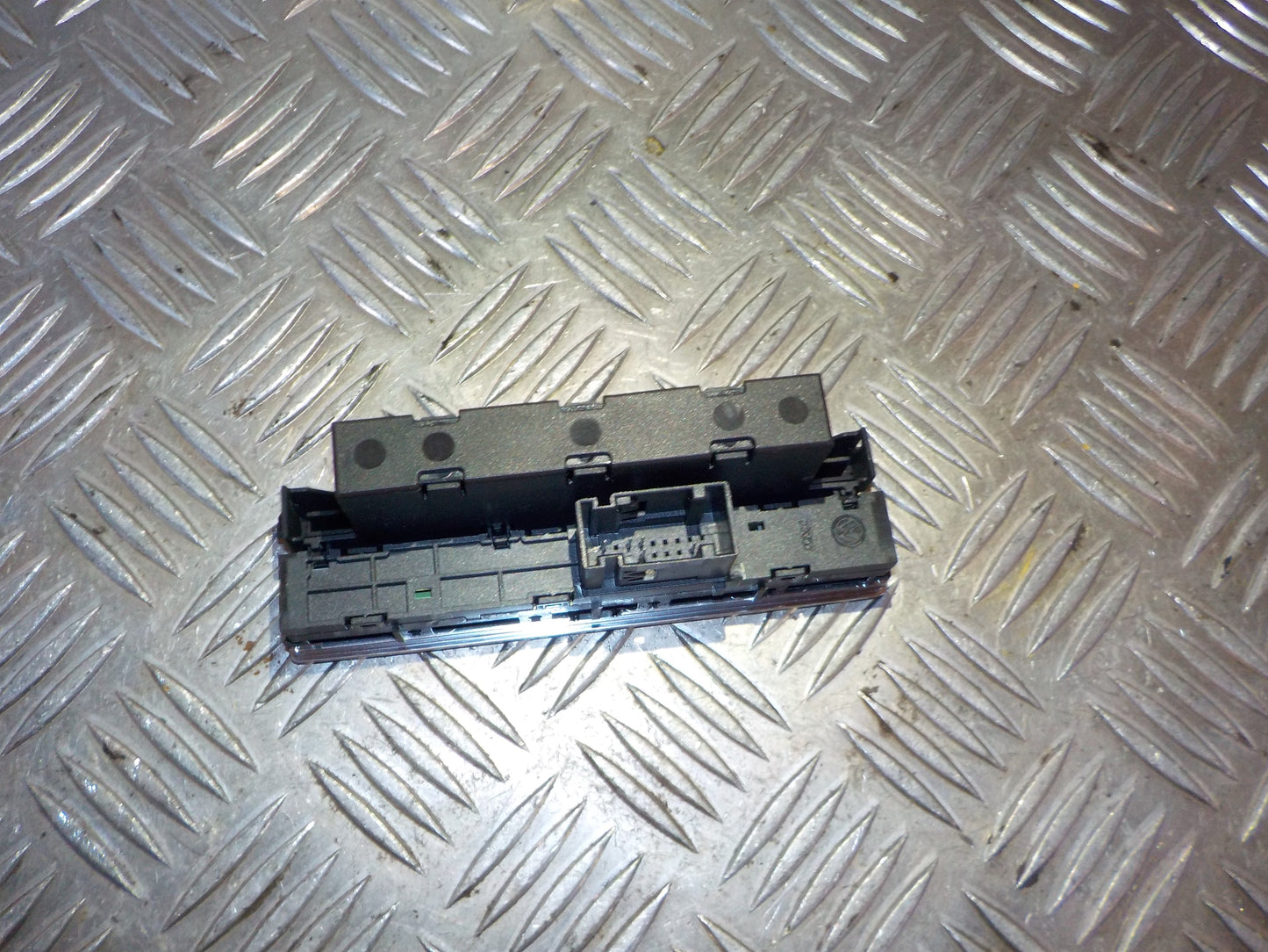 VW Tiguan 5N Kontakt Diverse Med OEM Nr. 5N1927132R Fra VW Ophugger