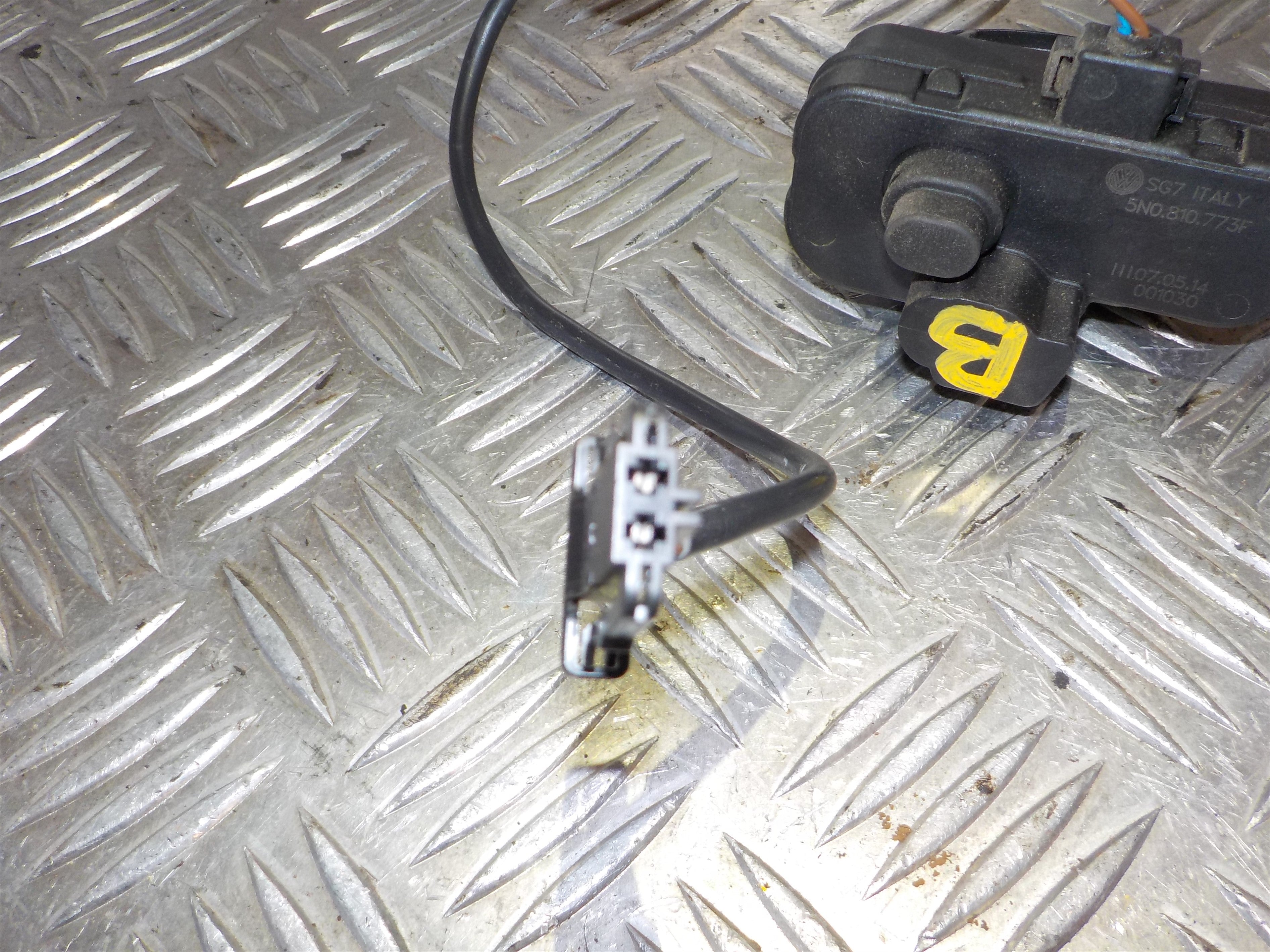 VW Tiguan Dørlås Med OEM Nr. 5N0810773F Fra VW Ophugger