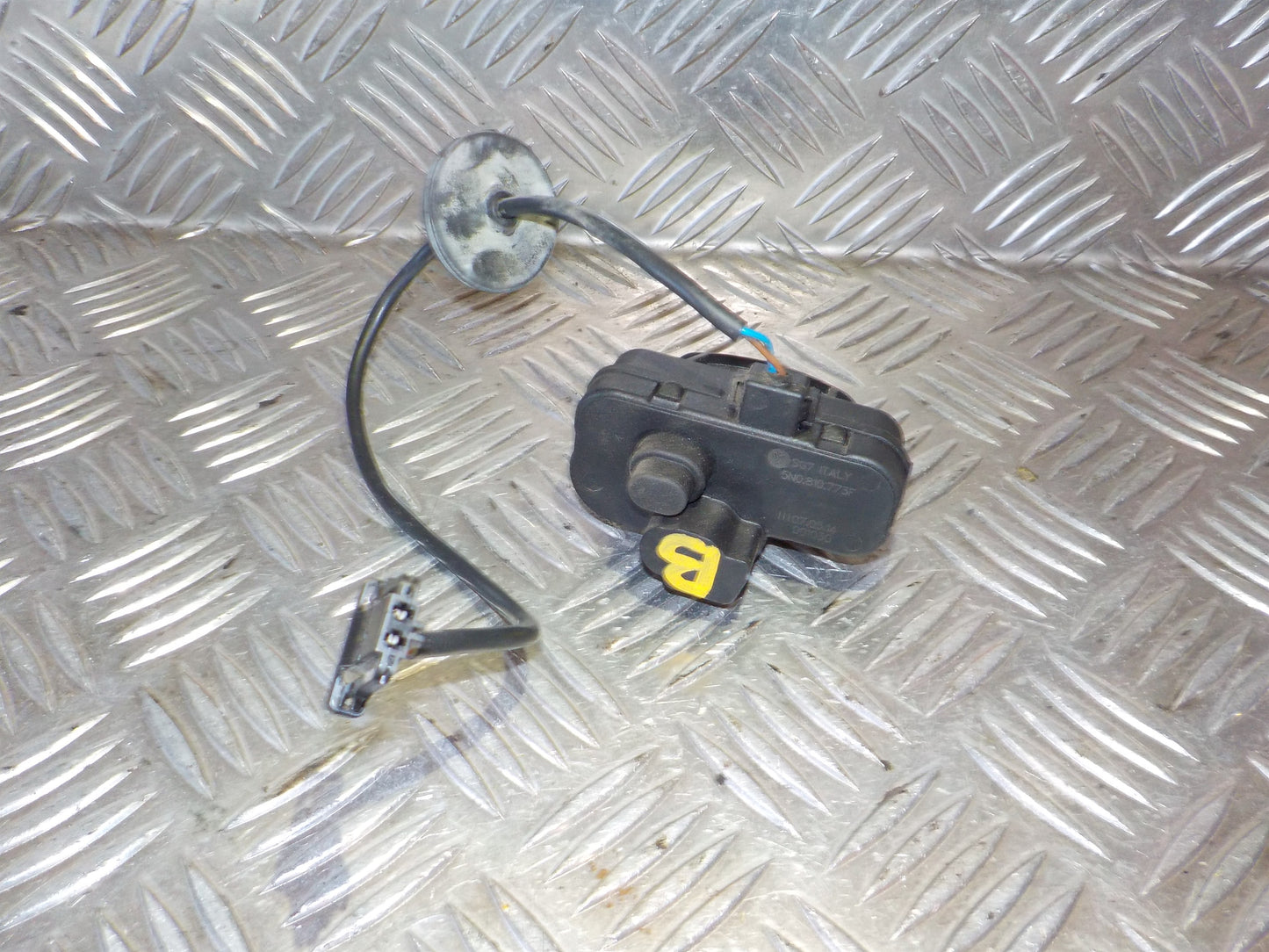 VW Tiguan 5N Dørlås Med OEM Nr. 5N0810773F Fra VW Ophugger