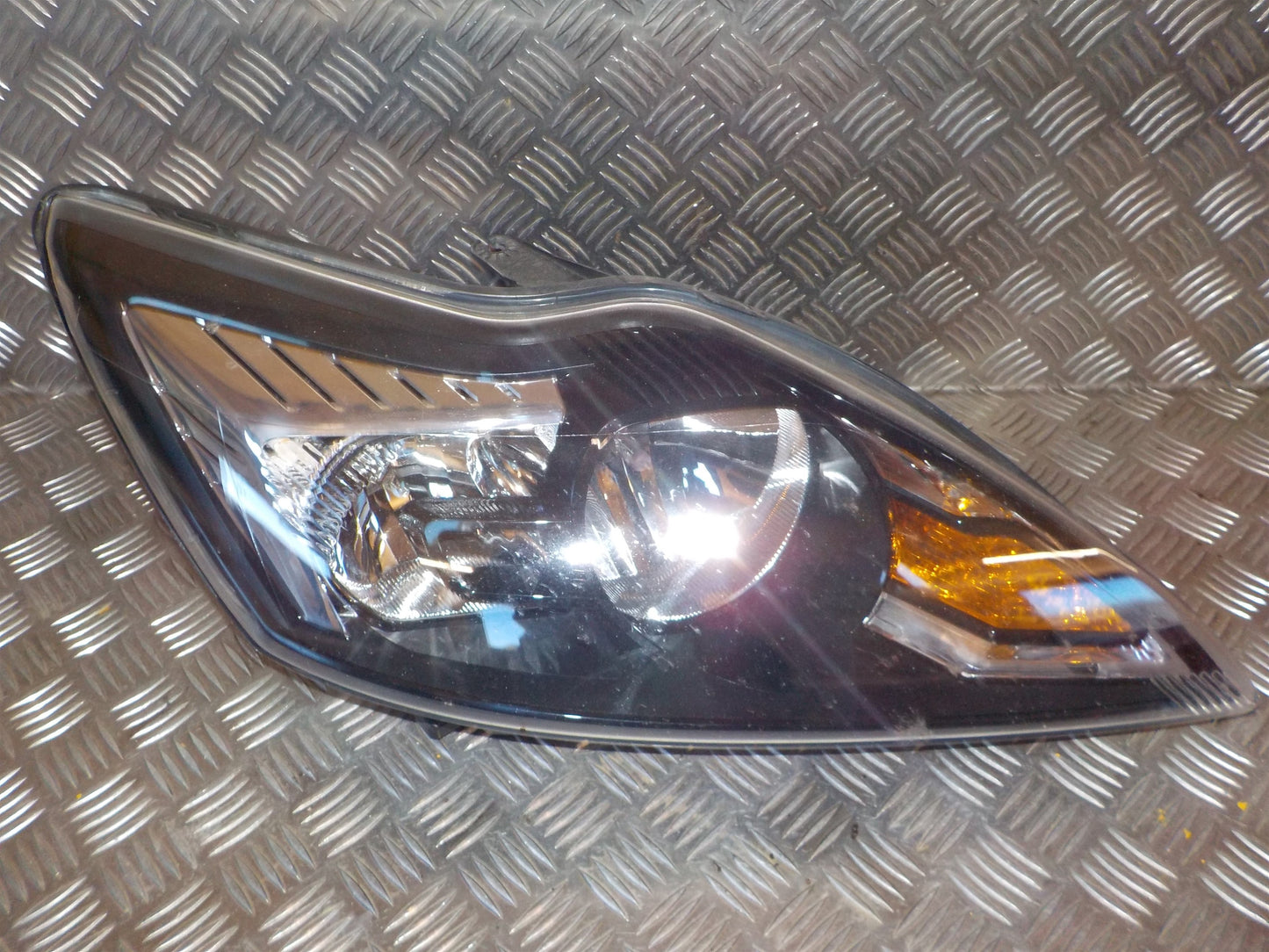 Ford Focus Forlygte Med OEM Nr. 8M5113100CF Fra Ford Ophugger