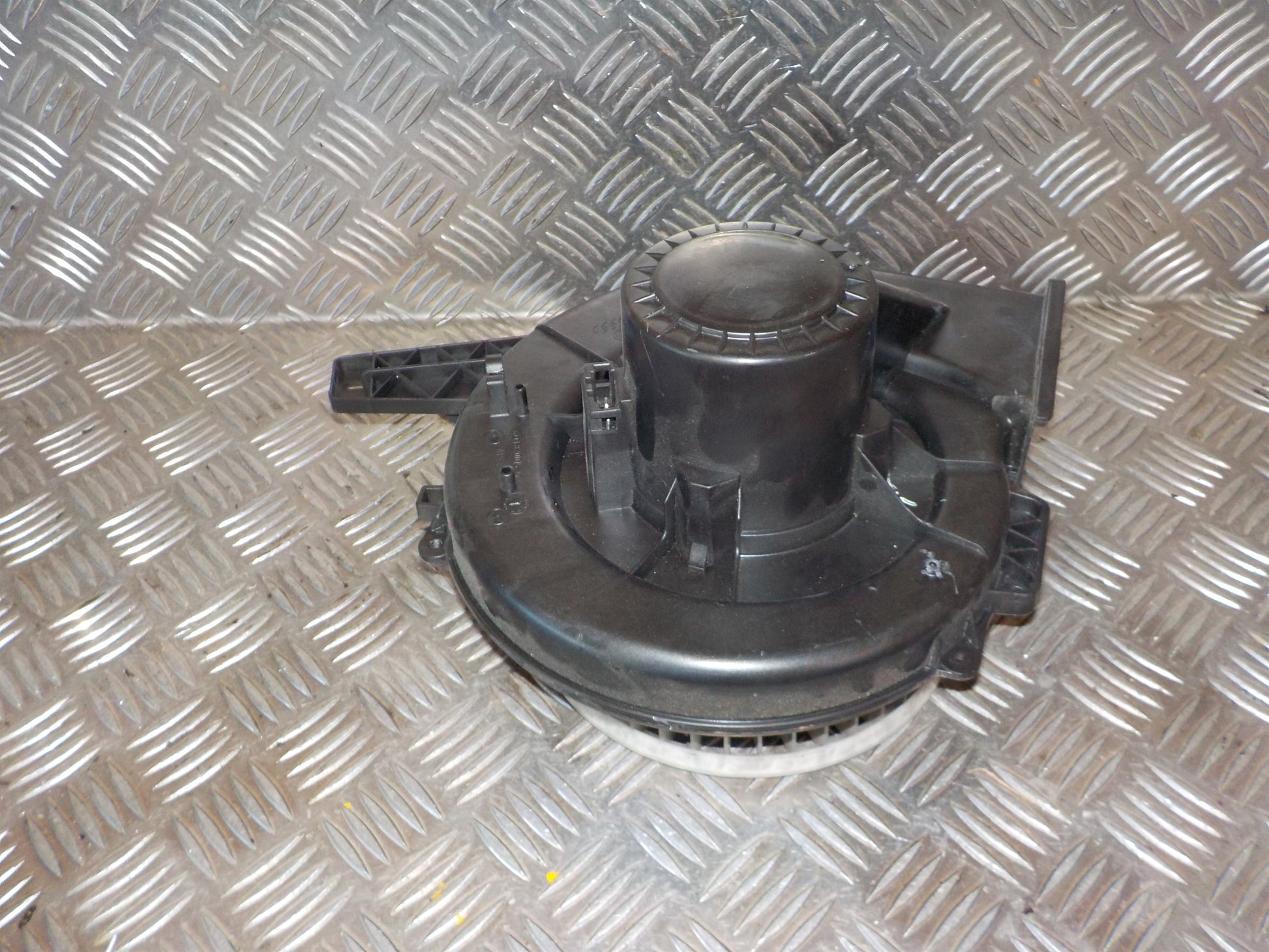 VW Fox 5Z Varmeblæser Med OEM Nr. 6Q1820015G Fra VW Ophugger