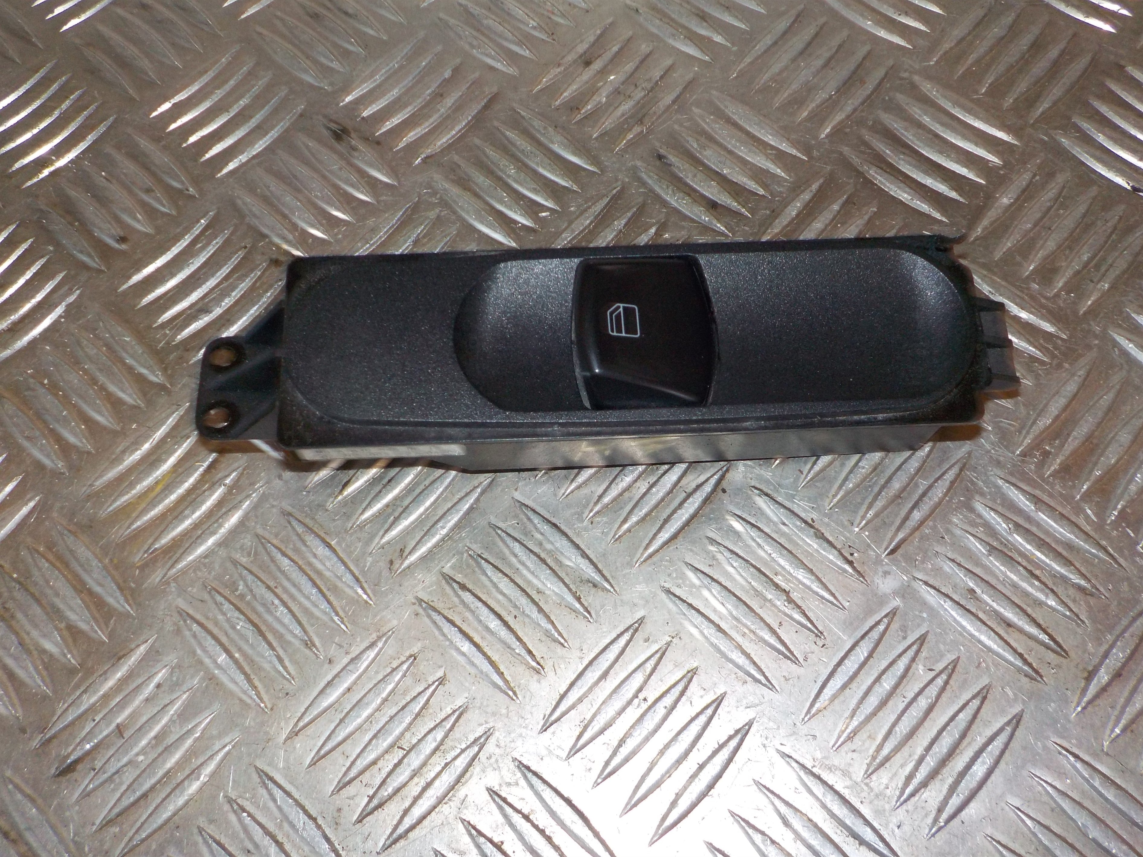 Mercedes Vito W639 Kontakt Rudehejs Med OEM Nr. 6395450613 Fra Mercedes Ophugger