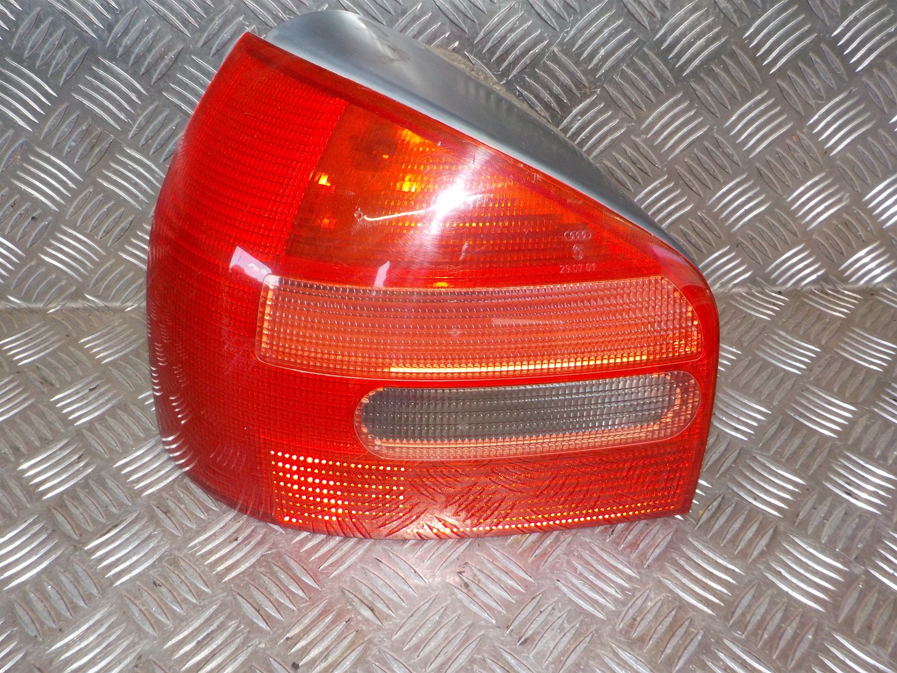 Audi A3 Baglygte Med OEM Nr. Ophugger Fra Audi Ophugger