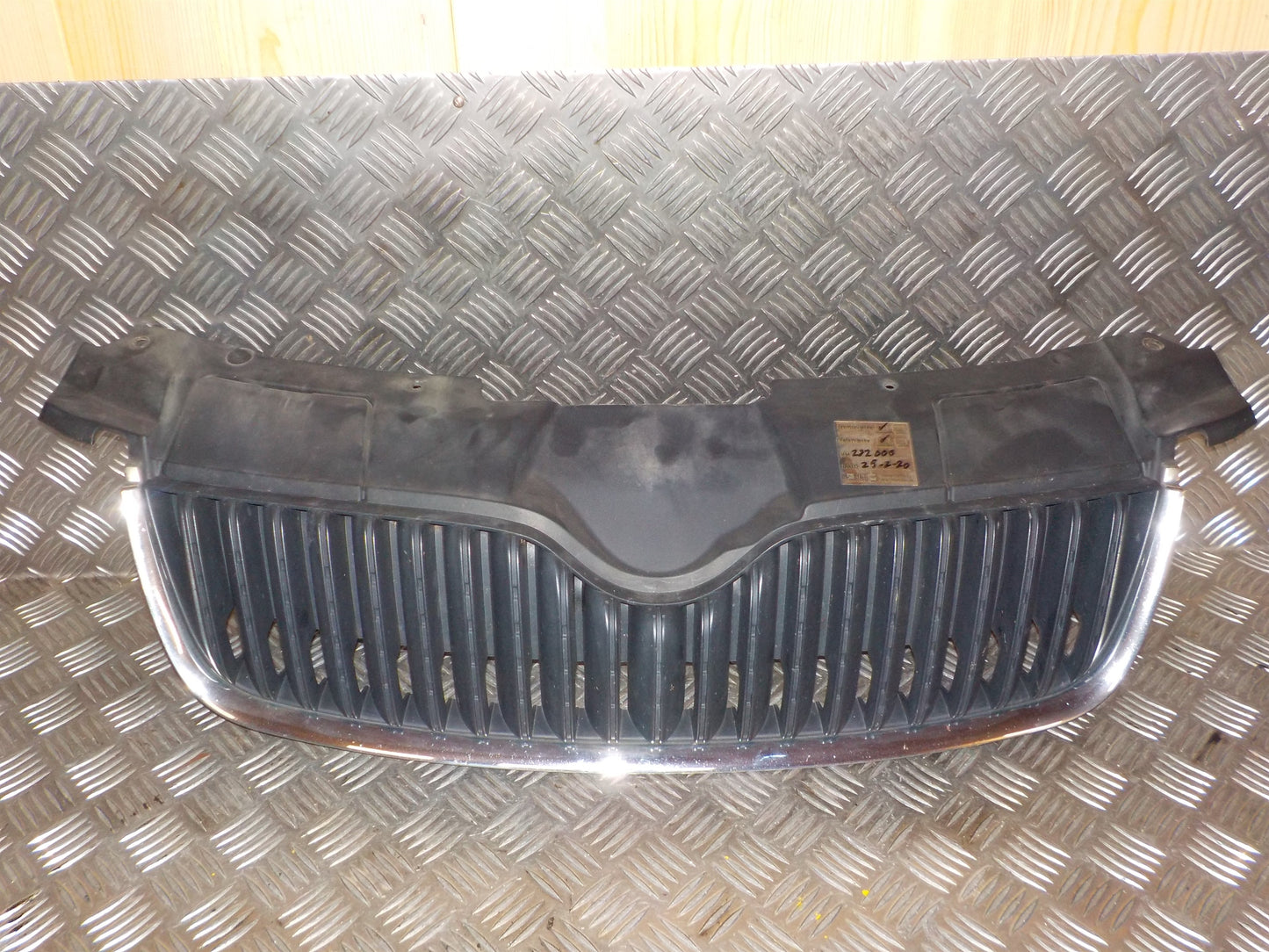 Skoda Fabia Frontgitter Med OEM Nr. 5J0853668A9B9 Fra Skoda Ophugger