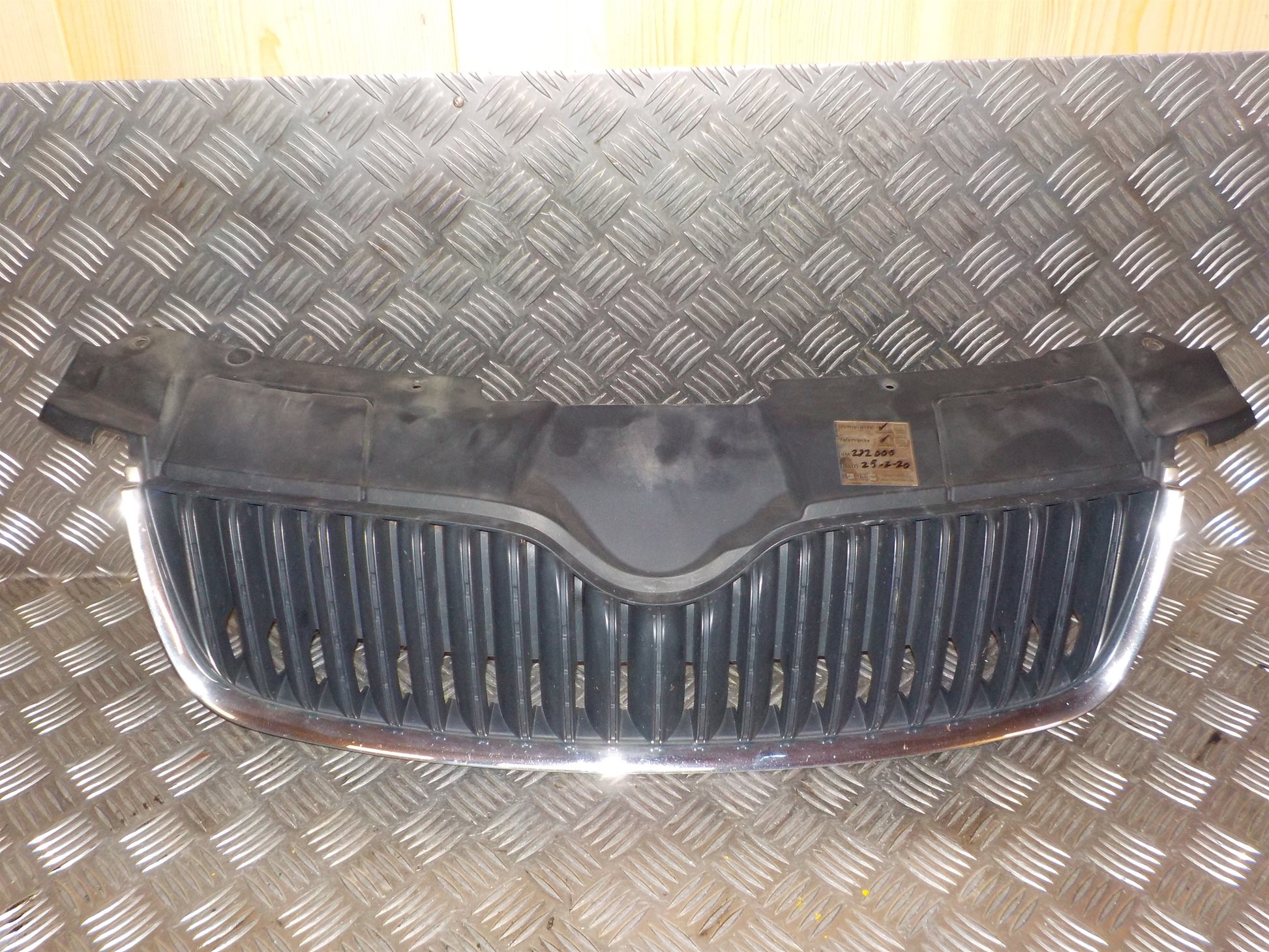 Skoda Fabia Frontgitter Med OEM Nr. 5J0853668A9B9 Fra Skoda Ophugger