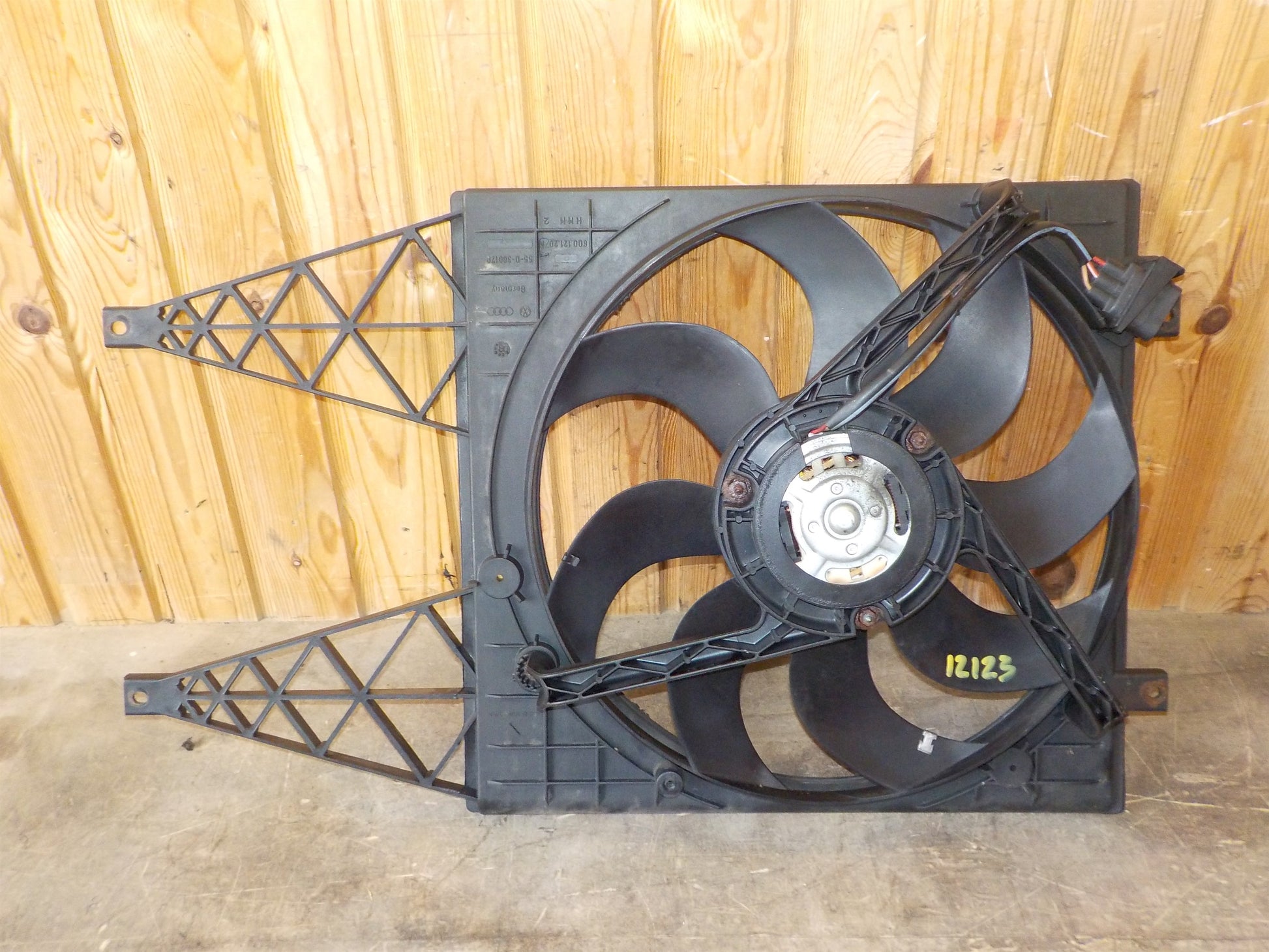 Skoda Fabia Kølerblæser El Med OEM Nr. 6Q0121207N Fra Skoda Ophugger