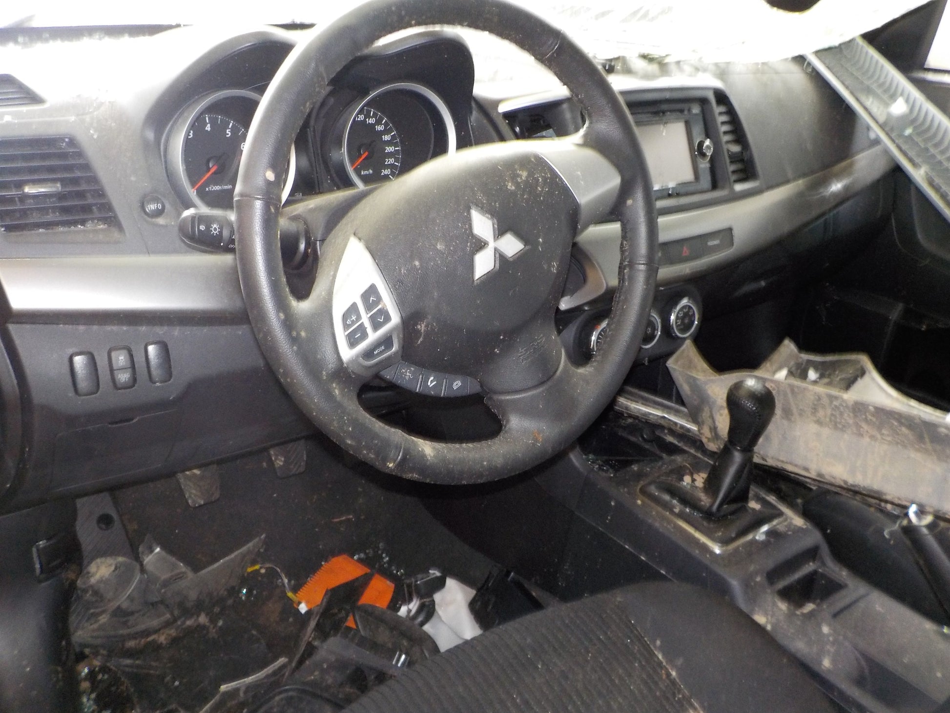 Mitsubishi Lancer Pluk-Selv-Bil Med OEM Nr. Ophugger Fra Mitsubishi Ophugger