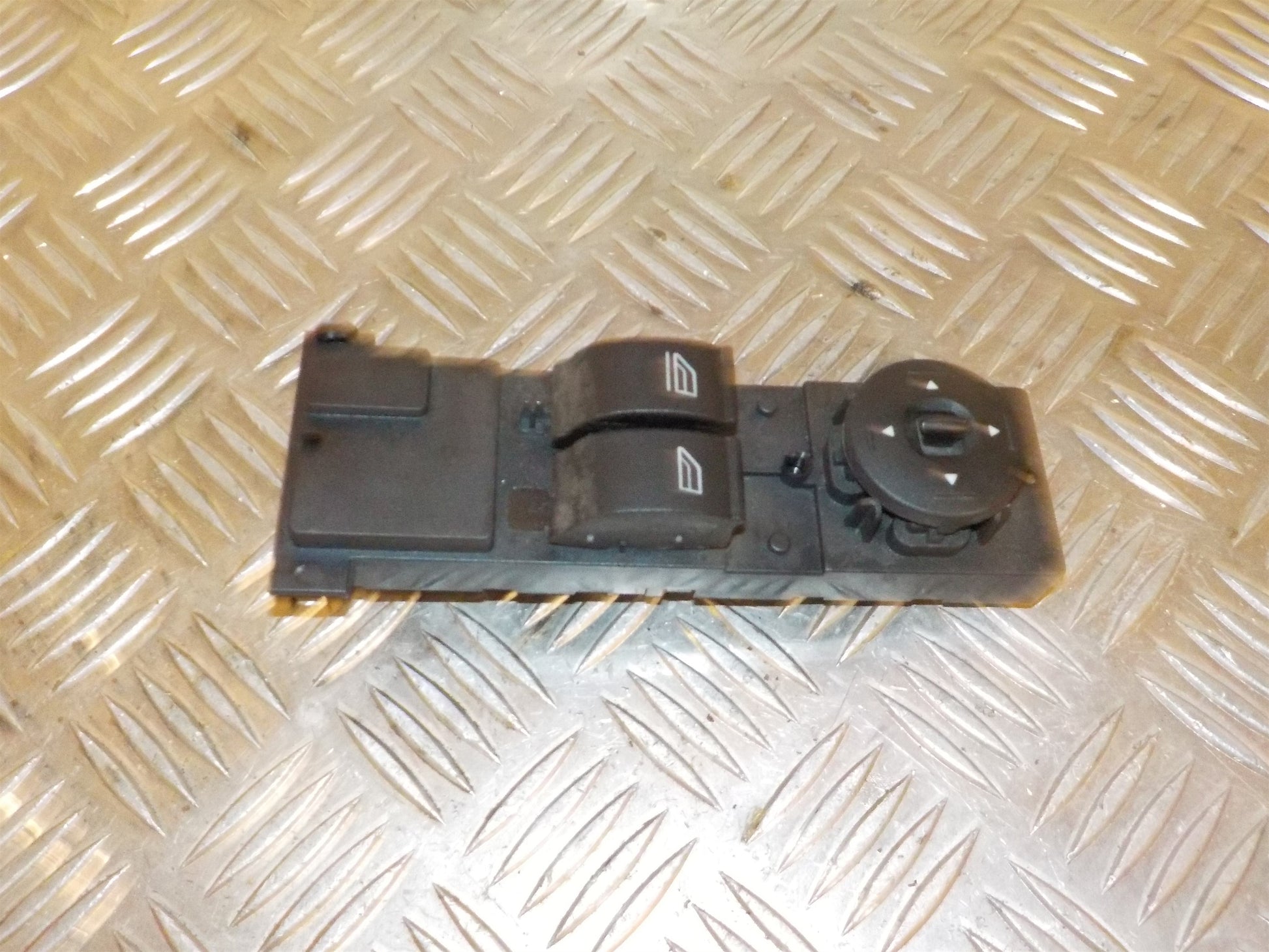 Ford Focus Kontakt Rudehejs Med OEM Nr. Ophugger Fra Ford Ophugger