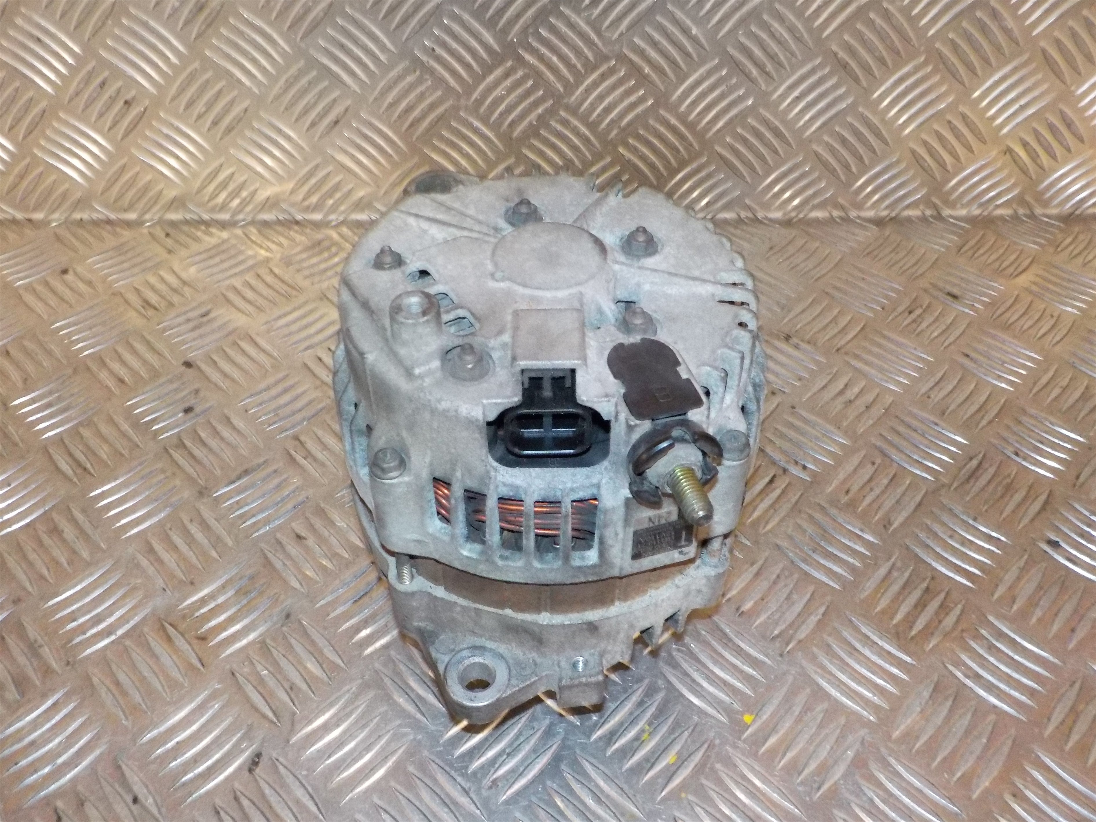 Nissan Primera P12 Generator Med OEM Nr. 23100AU420 Fra Nissan Ophugger