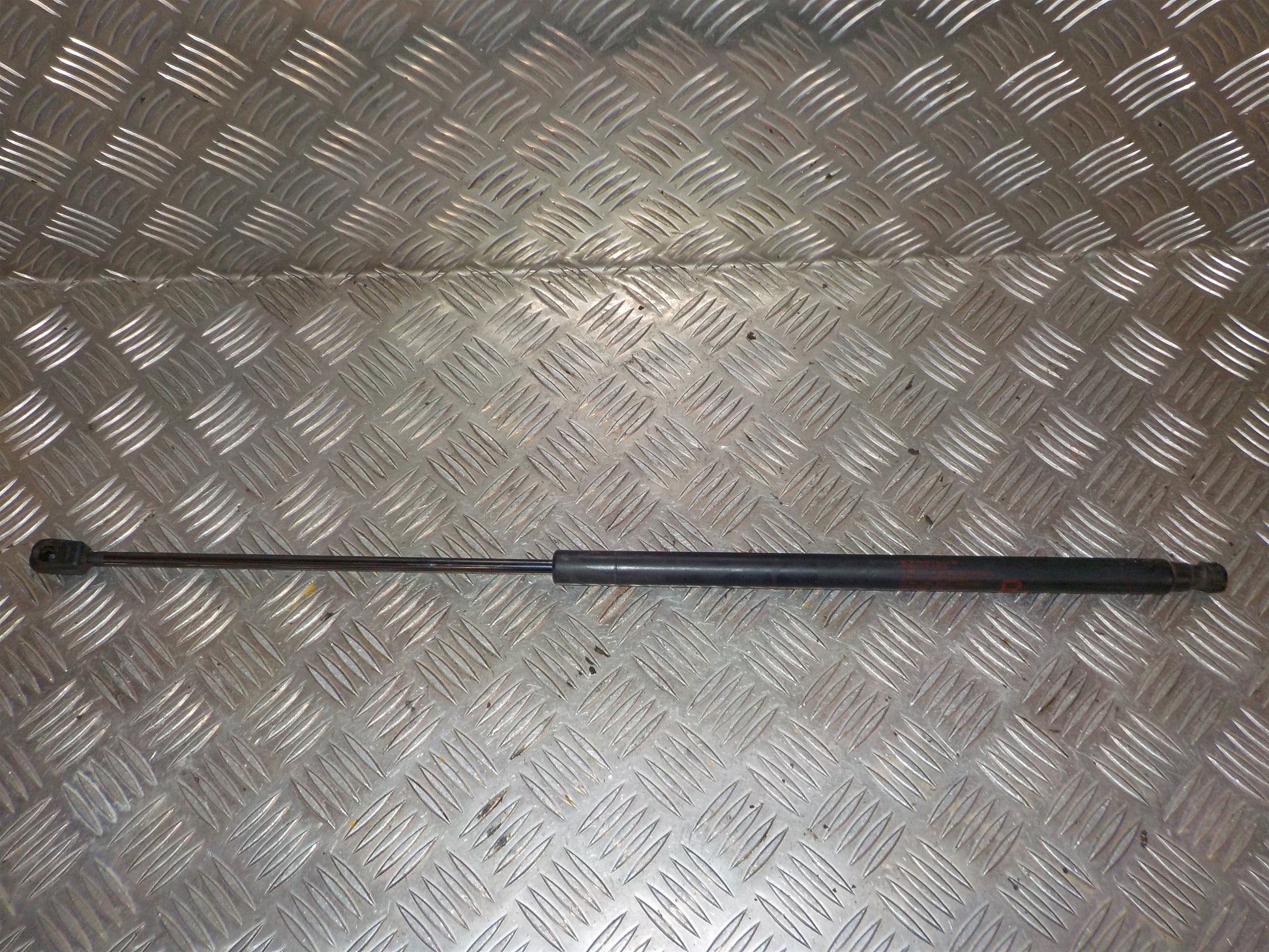 Mitsubishi Lancer Bagklapsdæmper Med OEM Nr. 580A132 Fra Mitsubishi Ophugger