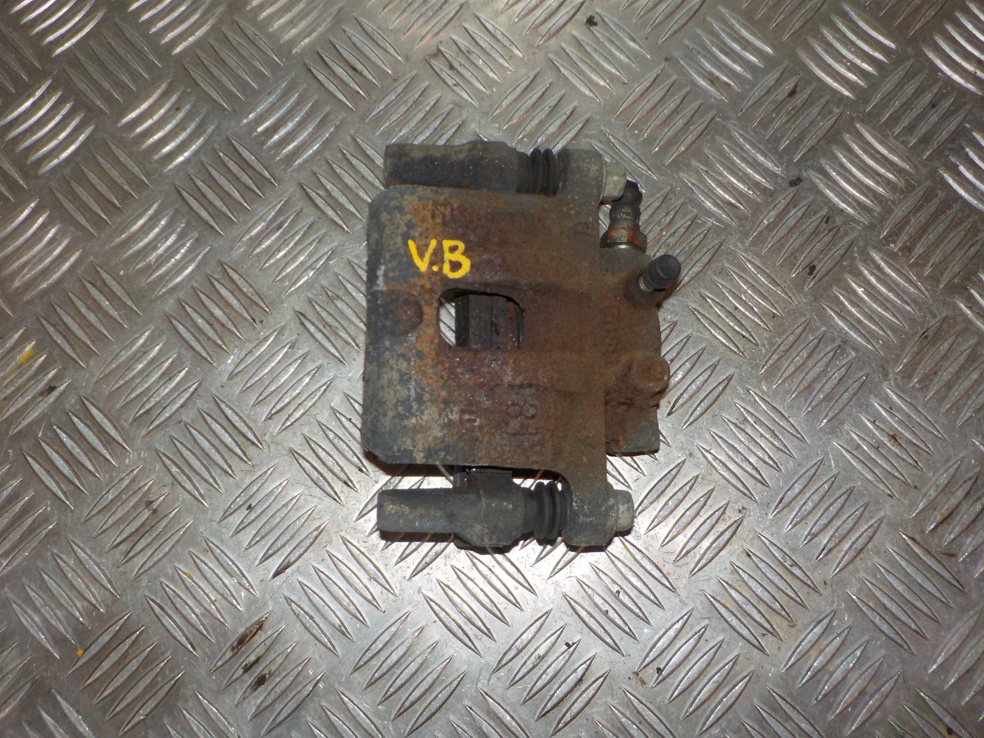 Mitsubishi Lancer Bremsekaliber VB Med OEM Nr. 4605A477 Fra Mitsubishi Ophugger