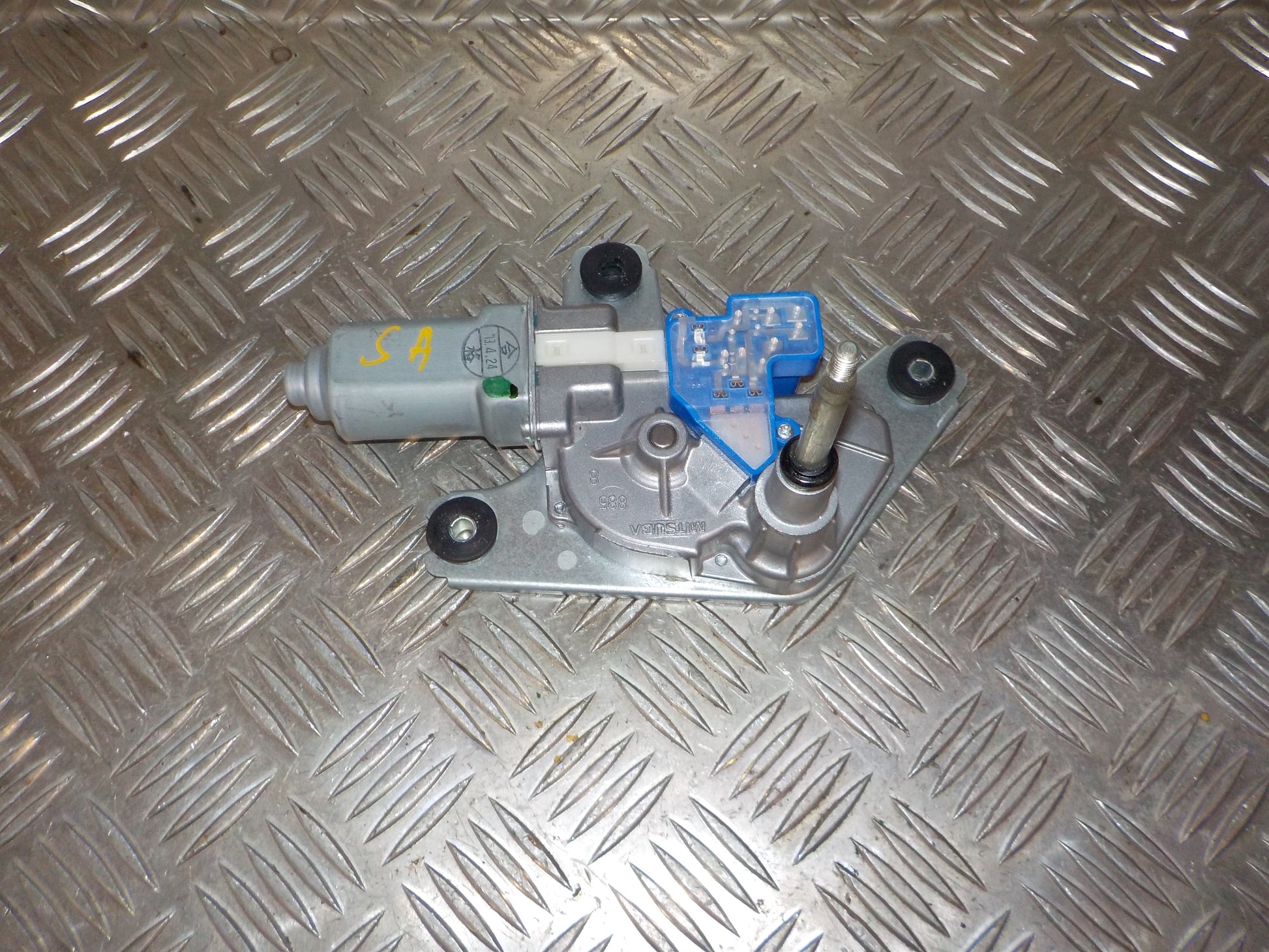 Mitsubishi Lancer Bagrudevisker Motor Med OEM Nr. 8253A056 Fra Mitsubishi Ophugger