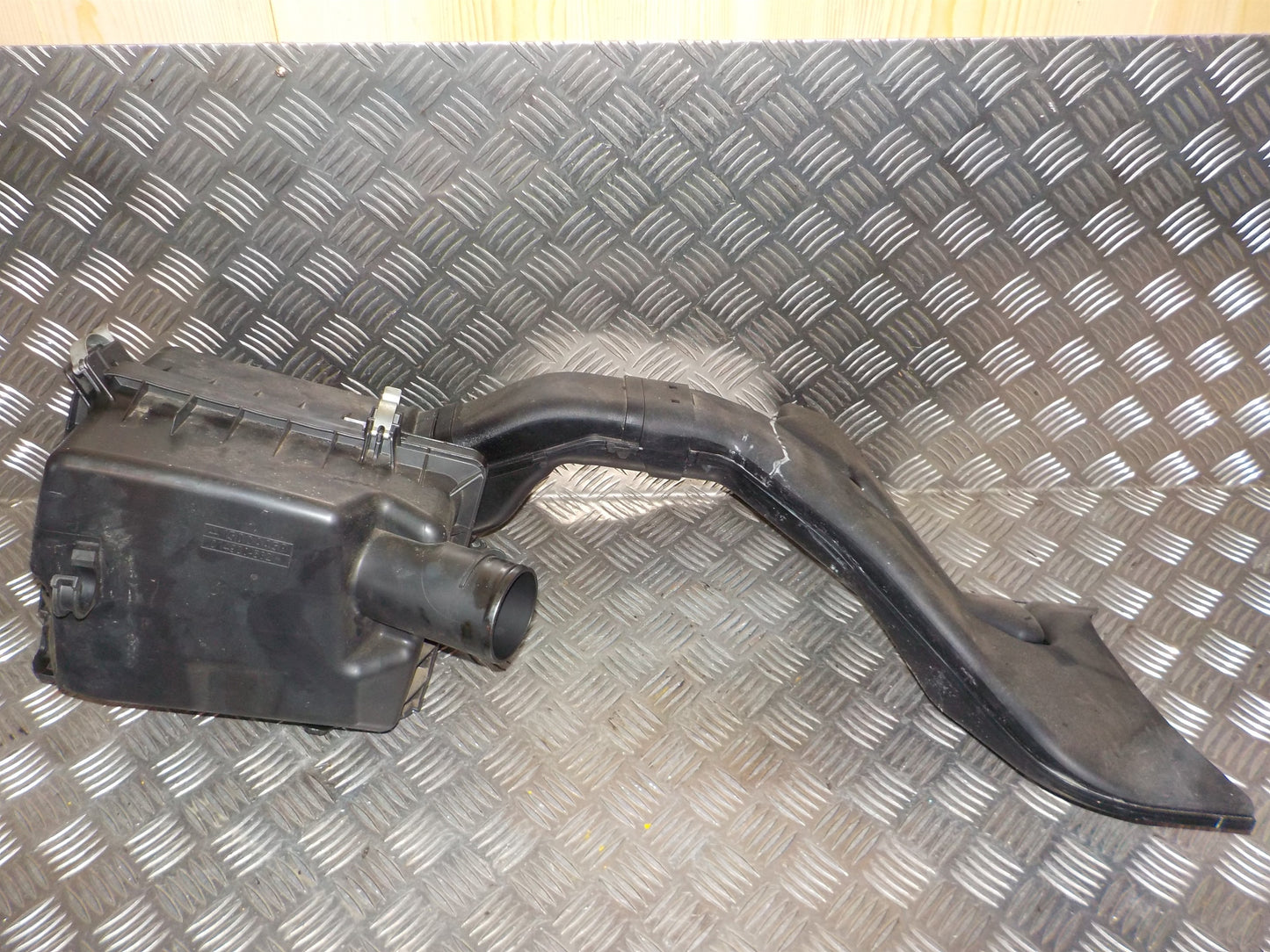 Mitsubishi Lancer Luftfilterkasse  Med OEM Nr. 1500A0459 Fra Mitsubishi Ophugger