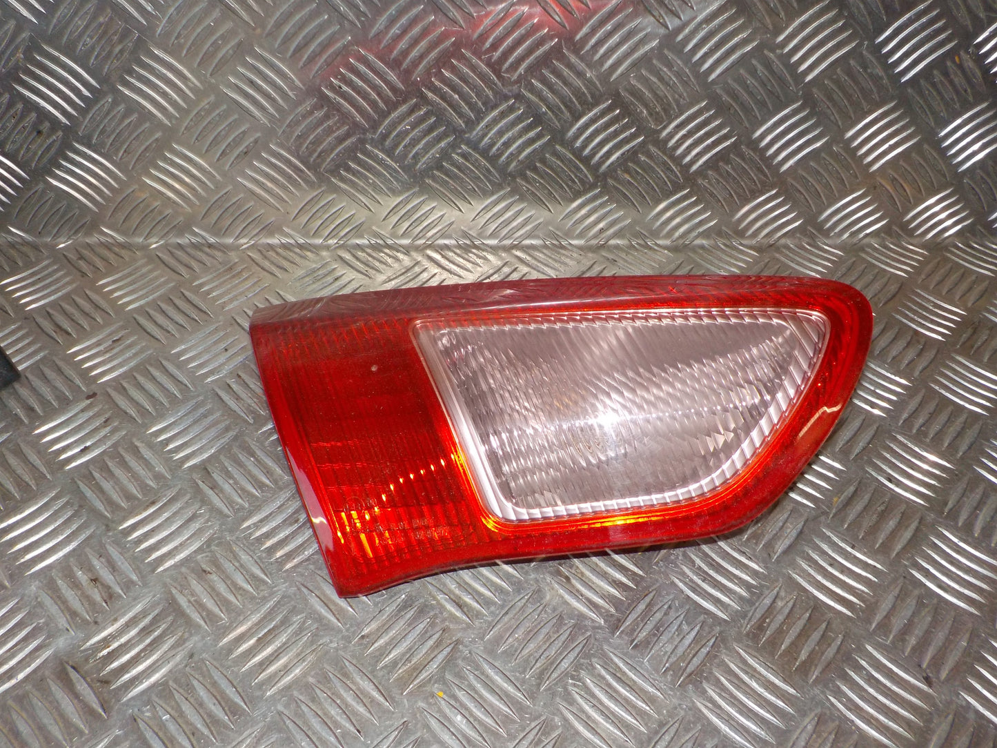 Mitsubishi Lancer Baglygte Med OEM Nr. 8336A035 Fra Mitsubishi Ophugger