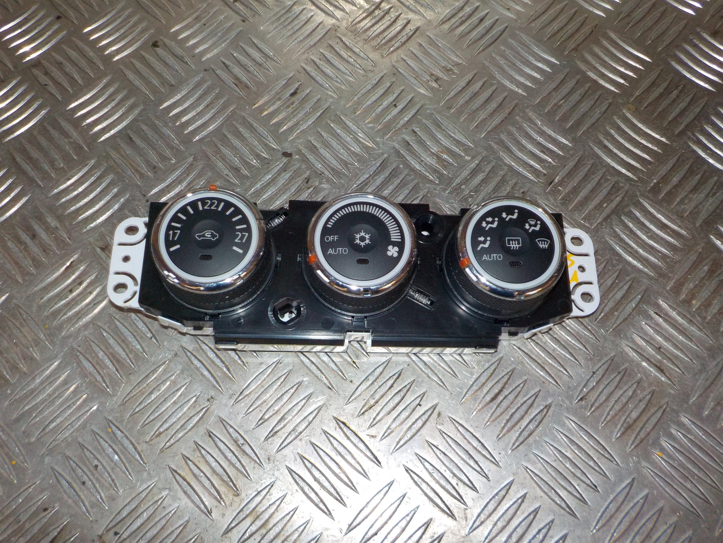 Mitsubishi Lancer Varmeregulering Med OEM Nr. 7820A722 Fra Mitsubishi Ophugger