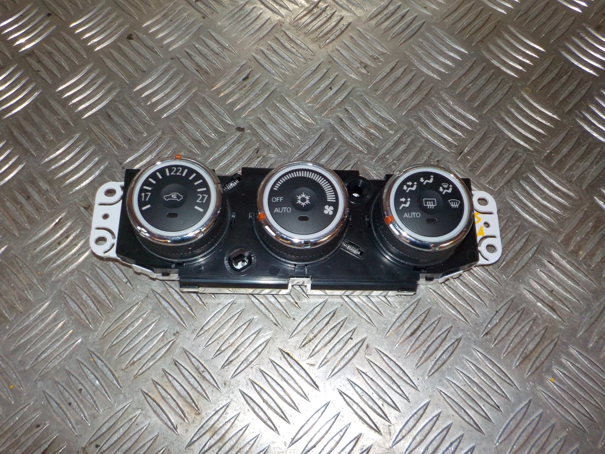 Mitsubishi Lancer Varmeregulering Med OEM Nr. 7820A722 Fra Mitsubishi Ophugger