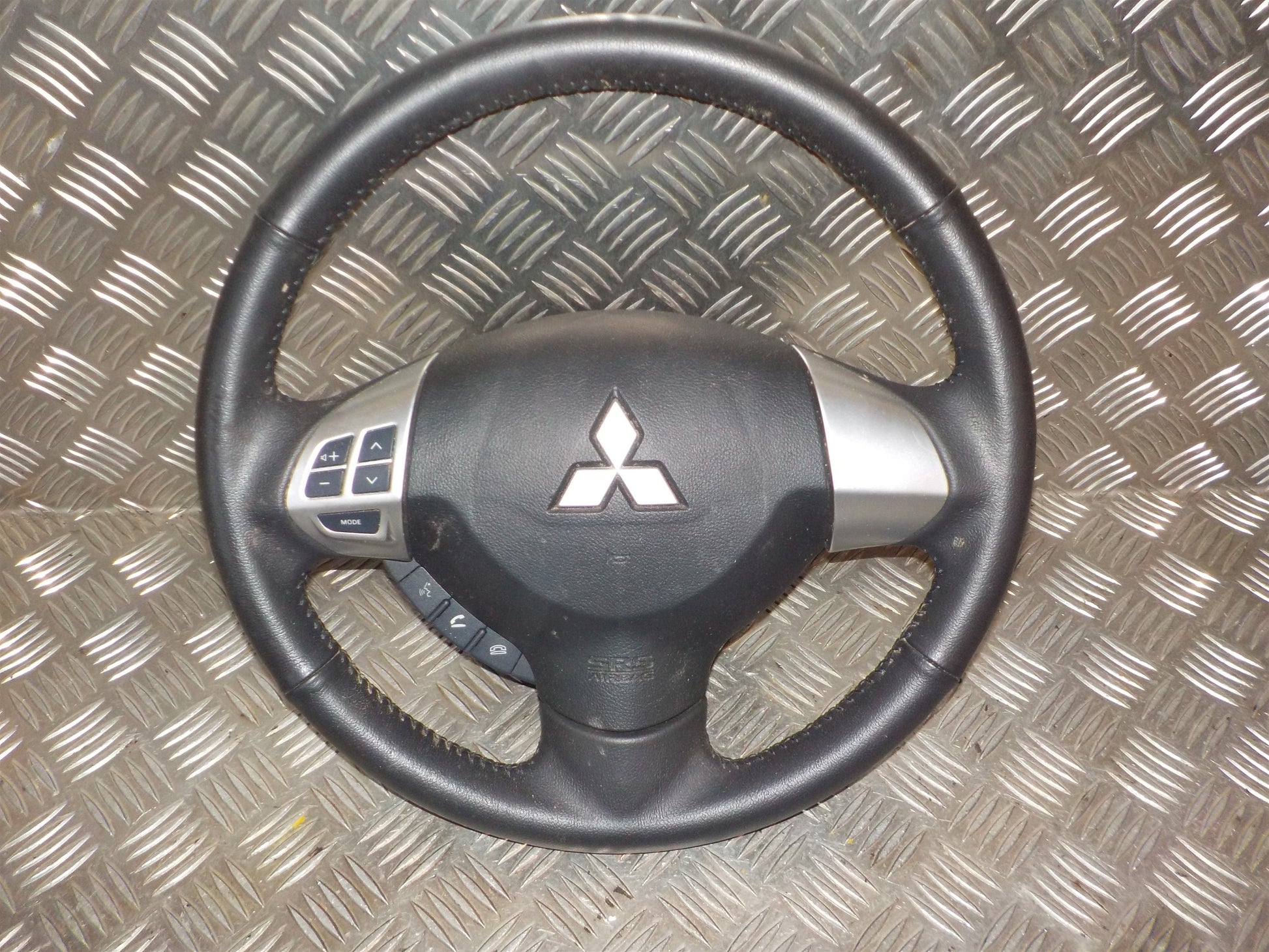 Mitsubishi Lancer Rat Med OEM Nr. Ophugger Fra Mitsubishi Ophugger