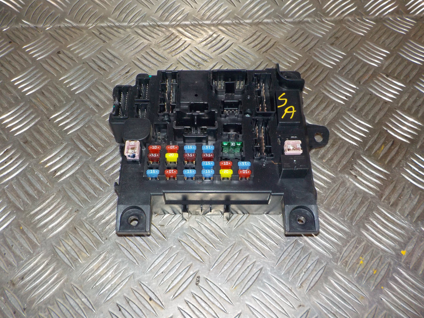 Mitsubishi Lancer Sikringsboks Med OEM Nr. 8637A645 Fra Mitsubishi Ophugger