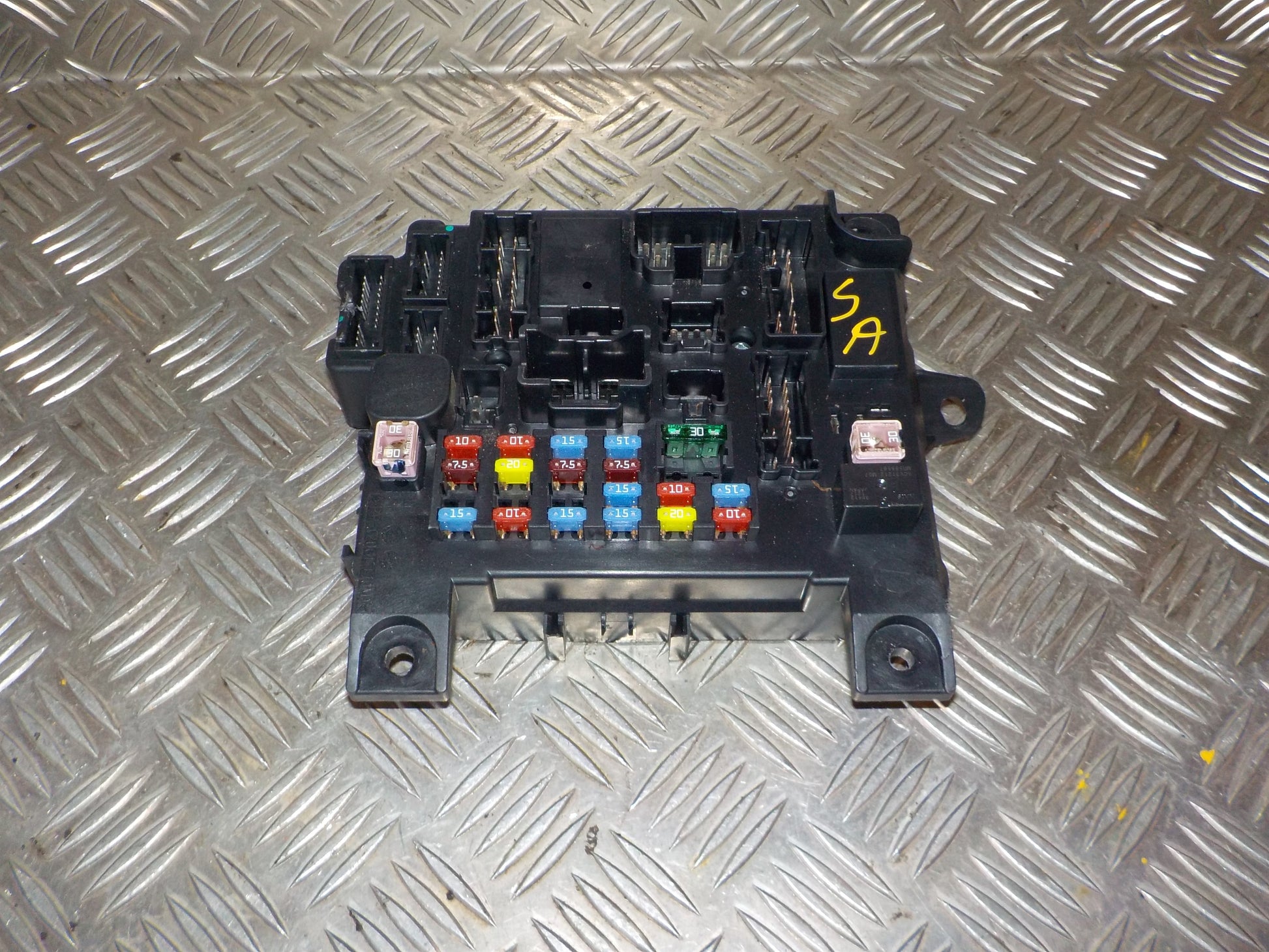 Mitsubishi Lancer Sikringsboks Med OEM Nr. 8637A645 Fra Mitsubishi Ophugger