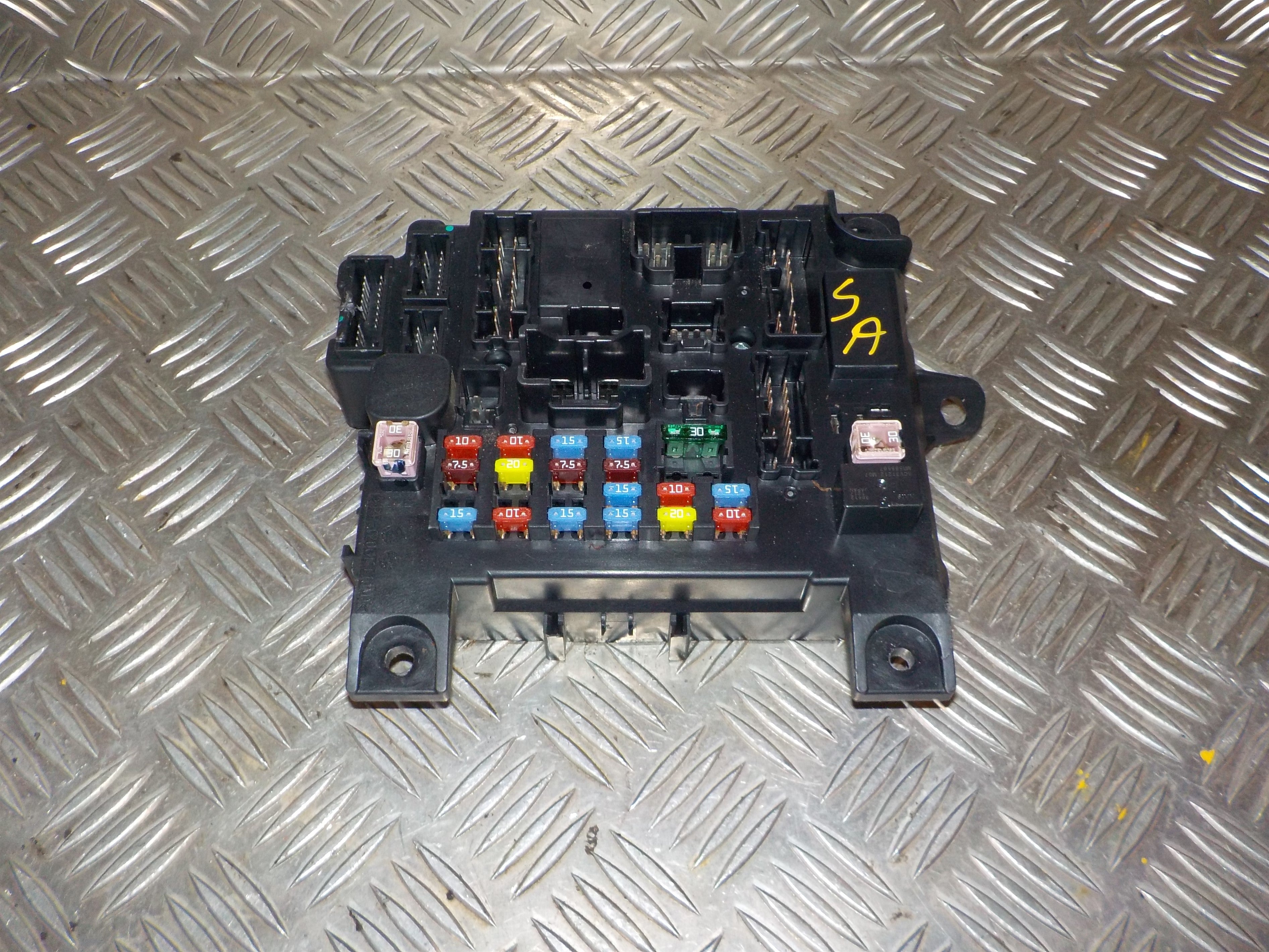 Mitsubishi Lancer Sikringsboks Med OEM Nr. 8637A645 Fra Mitsubishi Ophugger