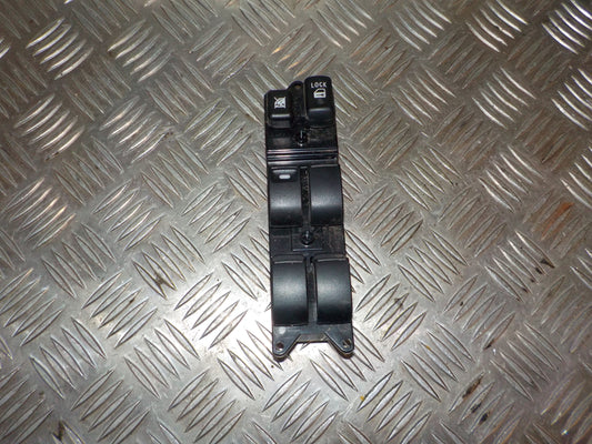 Mitsubishi Lancer Kontakt Rudehejs Med OEM Nr. 8608A068 Fra Mitsubishi Ophugger