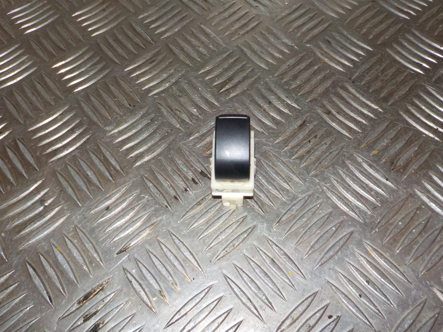 Mitsubishi Lancer Kontakt Rudehejs Med OEM Nr. 2233T11BD Fra Mitsubishi Ophugger