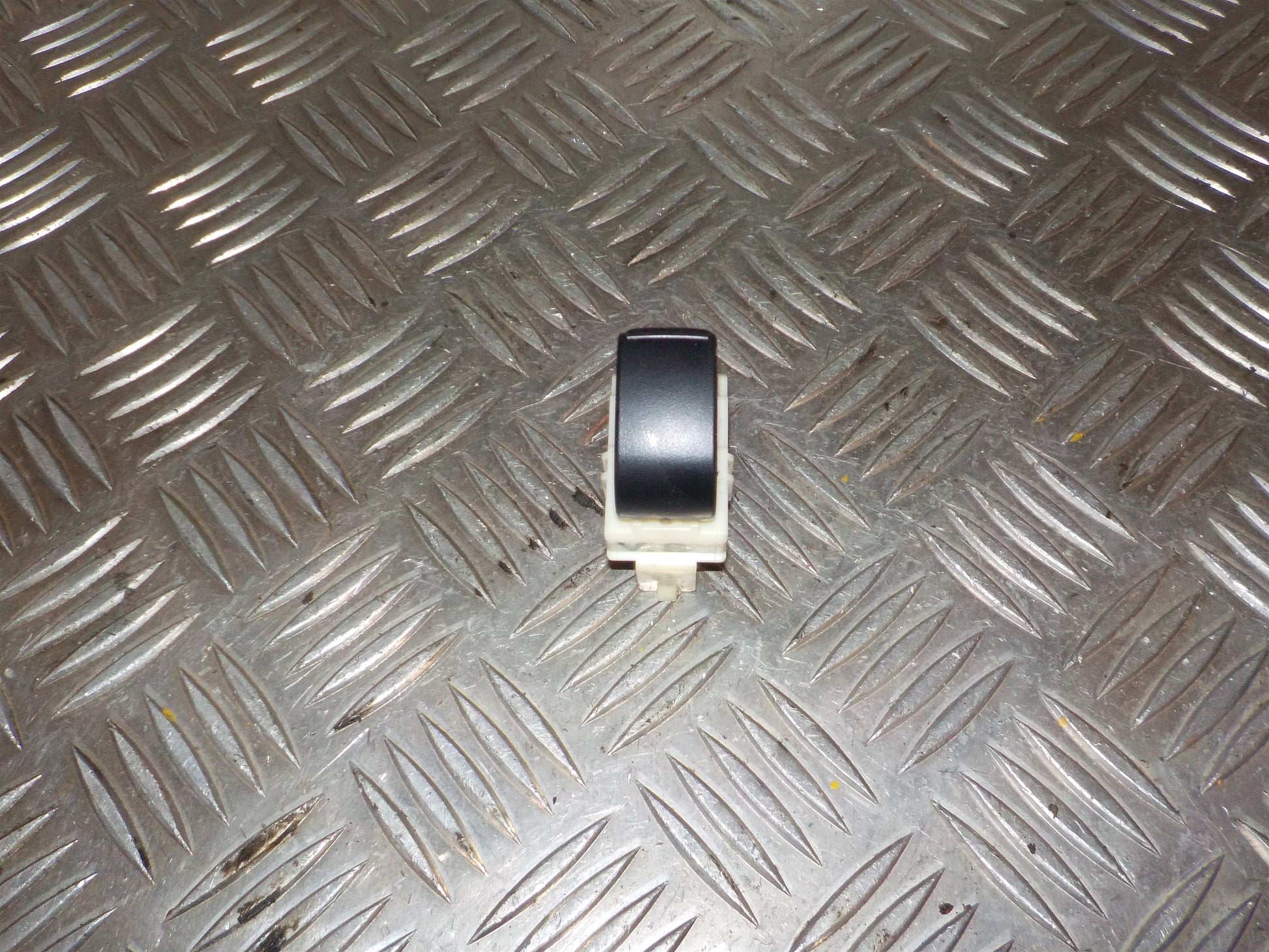 Mitsubishi Lancer Kontakt Rudehejs Med OEM Nr. 2233T11BD Fra Mitsubishi Ophugger