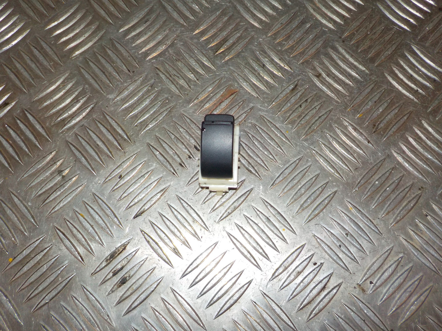 Mitsubishi Lancer Kontakt Rudehejs Med OEM Nr. 0233T11BD Fra Mitsubishi Ophugger