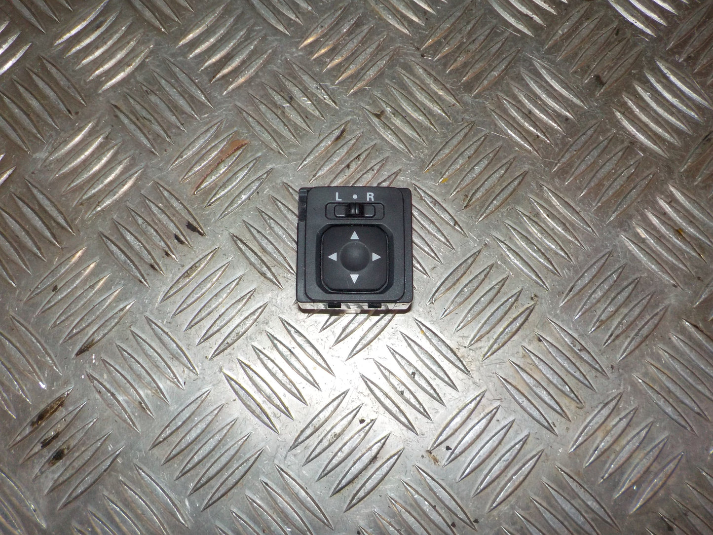 Mitsubishi Lancer Kontakt Sidespejl Med OEM Nr. 183570 Fra Mitsubishi Ophugger