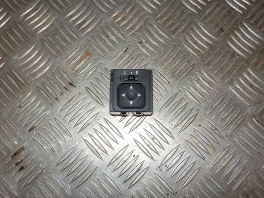 Mitsubishi Lancer Kontakt Sidespejl Med OEM Nr. 183570 Fra Mitsubishi Ophugger