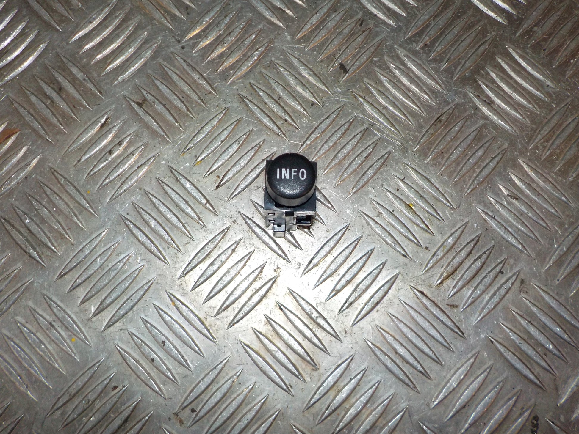 Mitsubishi Lancer Kontakt Diverse Med OEM Nr. Ophugger Fra Mitsubishi Ophugger