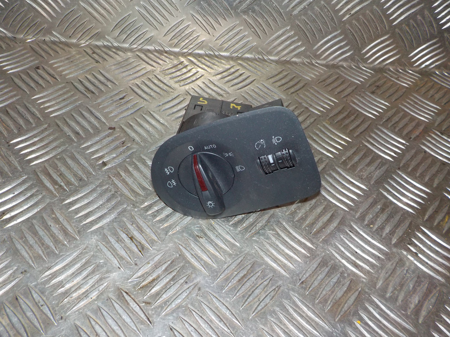 Seat Ibiza 6J Kontakt Lys Med OEM Nr. 6J1941531AF Fra Seat Ophugger